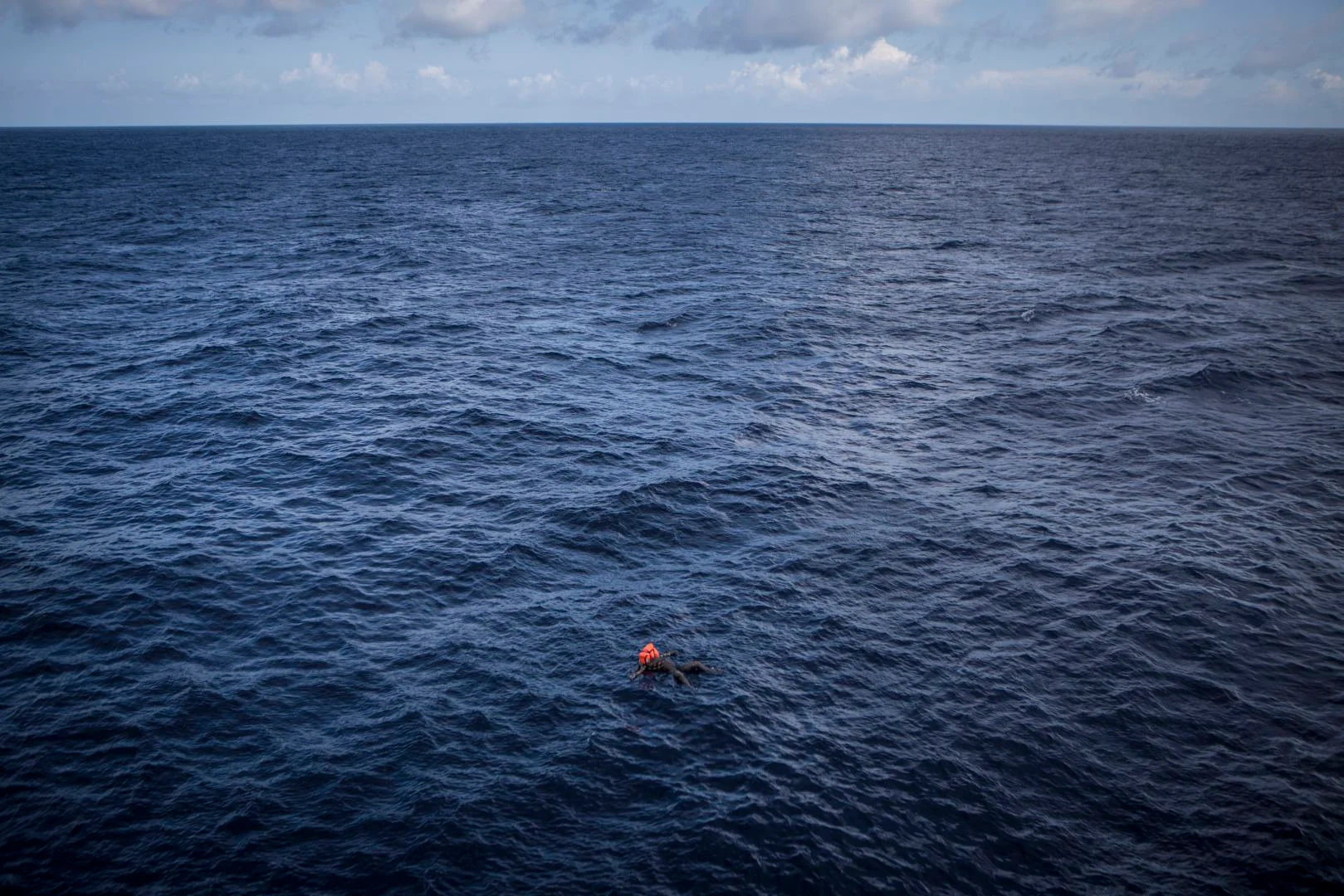 El cuerpo de un refugiado, todavía con un chaleco salvavidas, se ve flotando en el Mediterráneo.