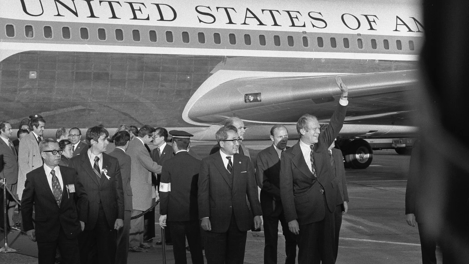 Президент Джеральд Р. Форд в международном аэропорту Токио по прибытии в Японию, став первым действующим американским президентом, посетившим Японию.