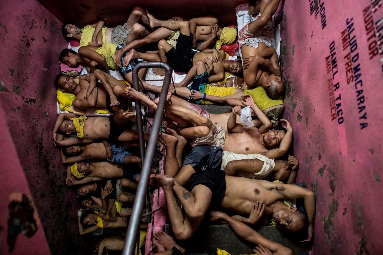 Presos duermen en una escalera dentro de la cárcel de la ciudad de Quezon. La cárcel se construyó en 1953 para albergar a 800 personas, aunque la ONU dice que no debería albergar a más de 278. 
