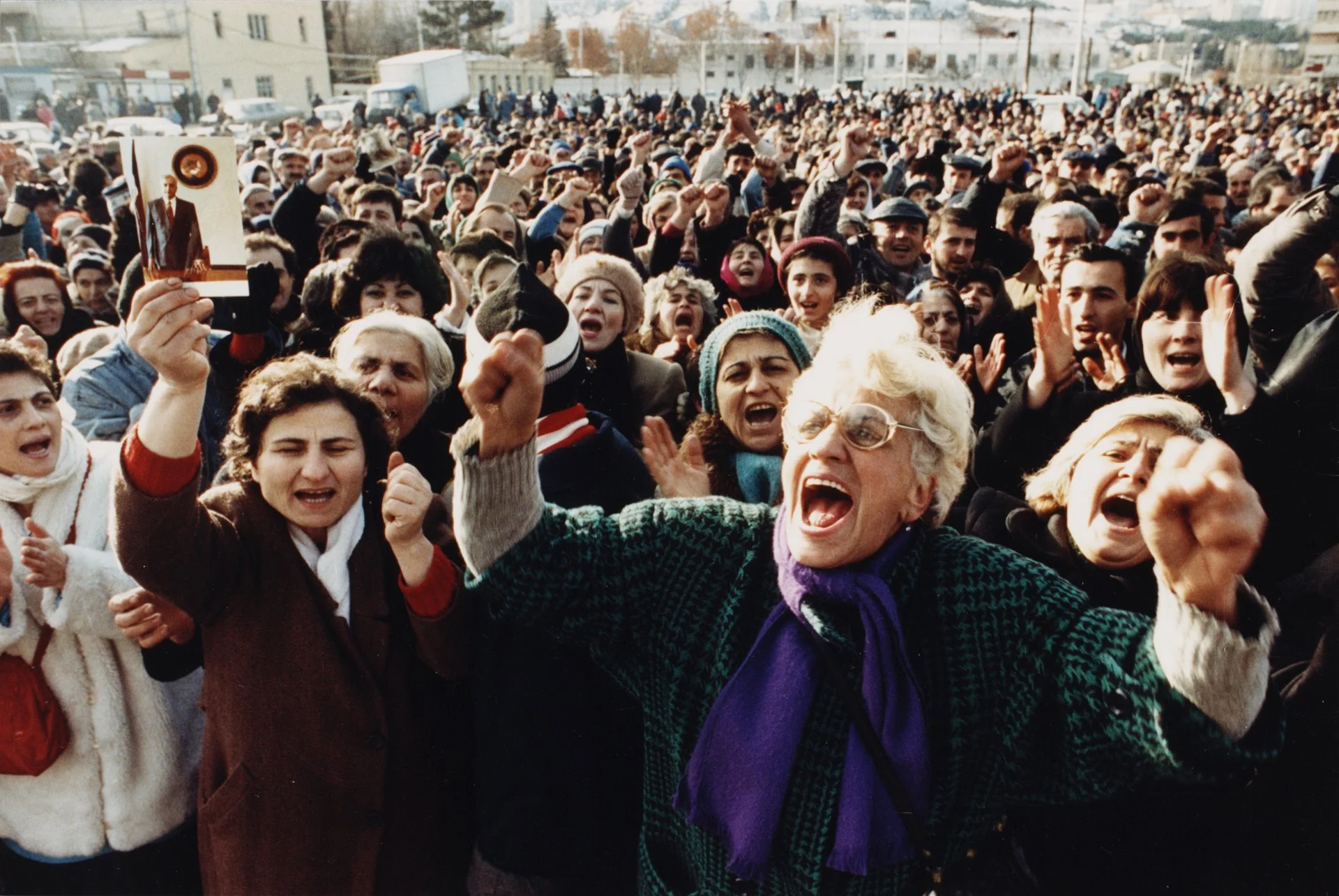 La República Soviética de Georgia proclamó su independencia el 9 de abril, pero el presidente Zviad Gamsakhurdia comenzó a mostrar tendencias dictatoriales. La capital de Georgia estalló en violencia.