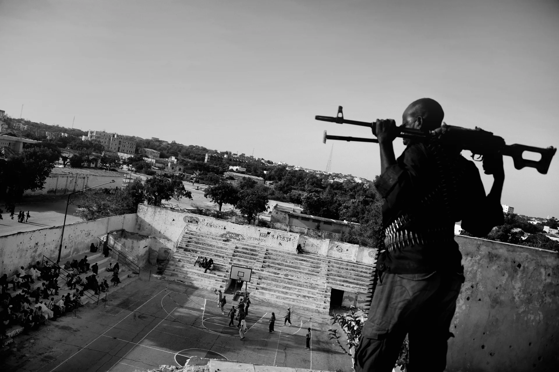 Mujeres jóvenes arriesgan sus vidas para jugar baloncesto en Somalia. Al-Shabaab y otros grupos islamistas radicales consideran que las mujeres que practican deporte no son islámicas.