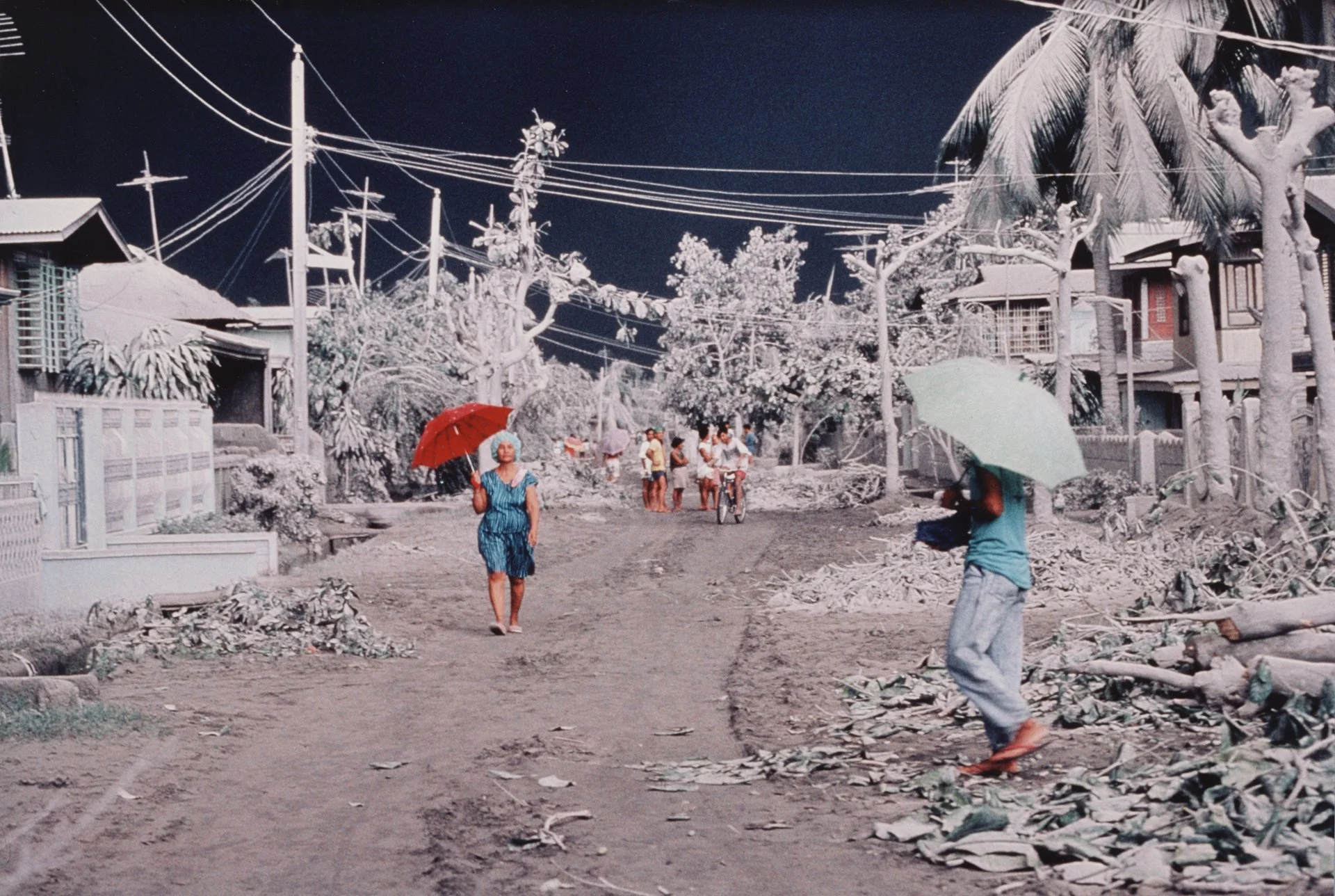 Habitantes filipinos salen a las calles tras las erupciones del volcán Pinatubo. Más de 330 muertos y 250 mil personas quedaron sin hogar. El volcán permaneció inactivo durante más de 600 años.