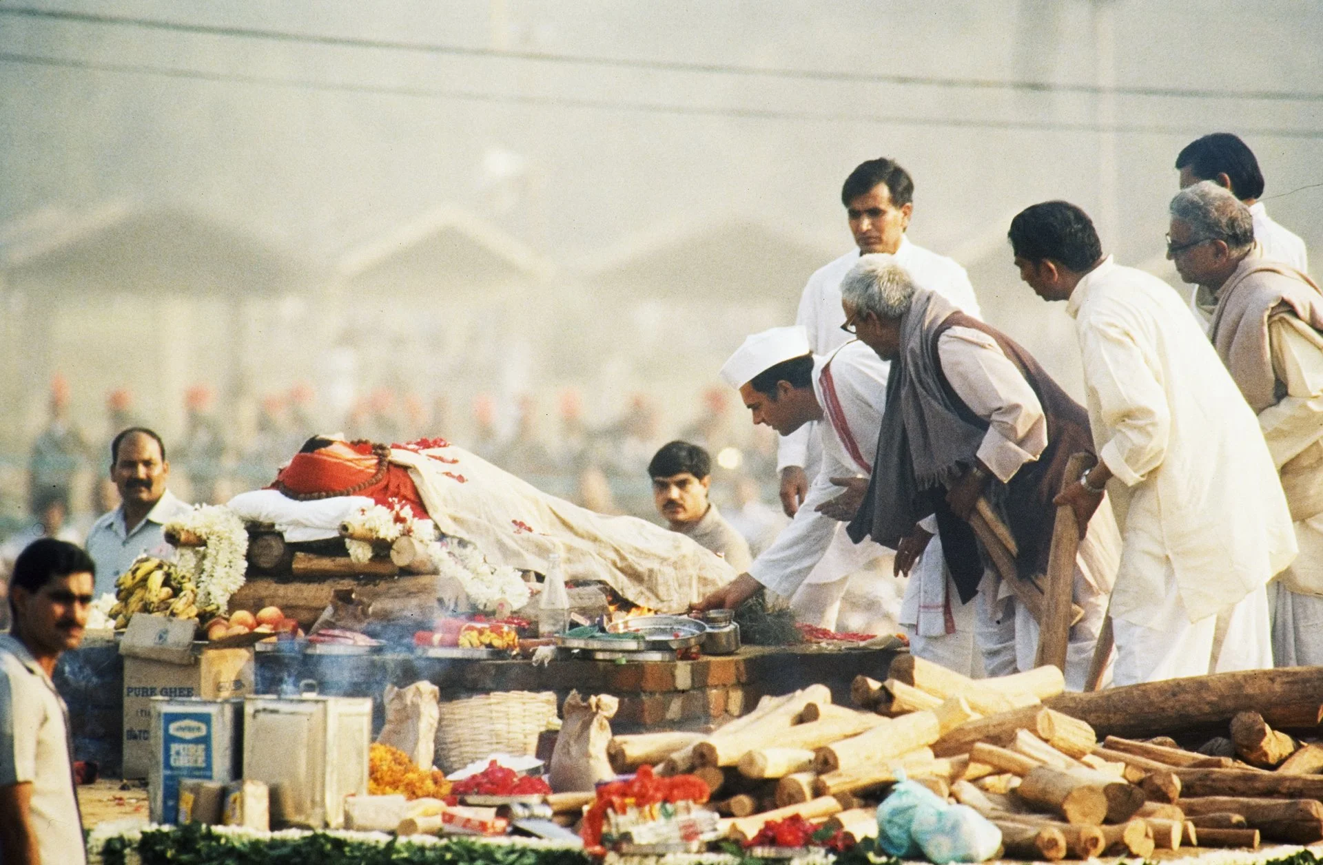 El cuerpo de la primera ministra india, Indira Gandhi, a punto de ser cremado durante una ceremonia. Fue asesinada el 31 de octubre por dos de sus guardaespaldas sikhs.