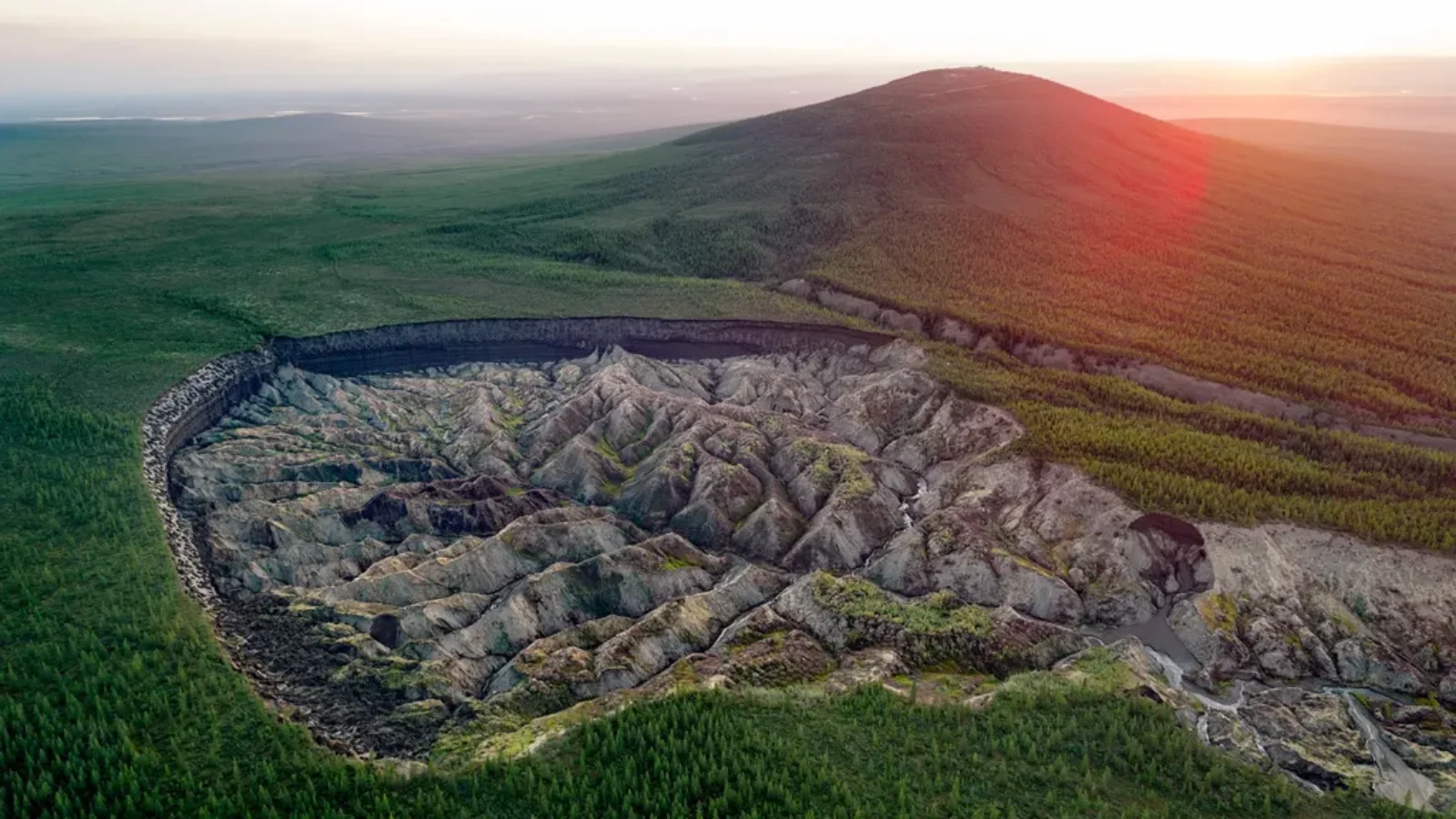 El cráter Batagaika, cerca de la ciudad siberiana de Batagay, formado por el derretimiento del permafrost, apareció en la década de 1960 y ahora tiene un kilómetro de largo y 86 metros de profundidad.