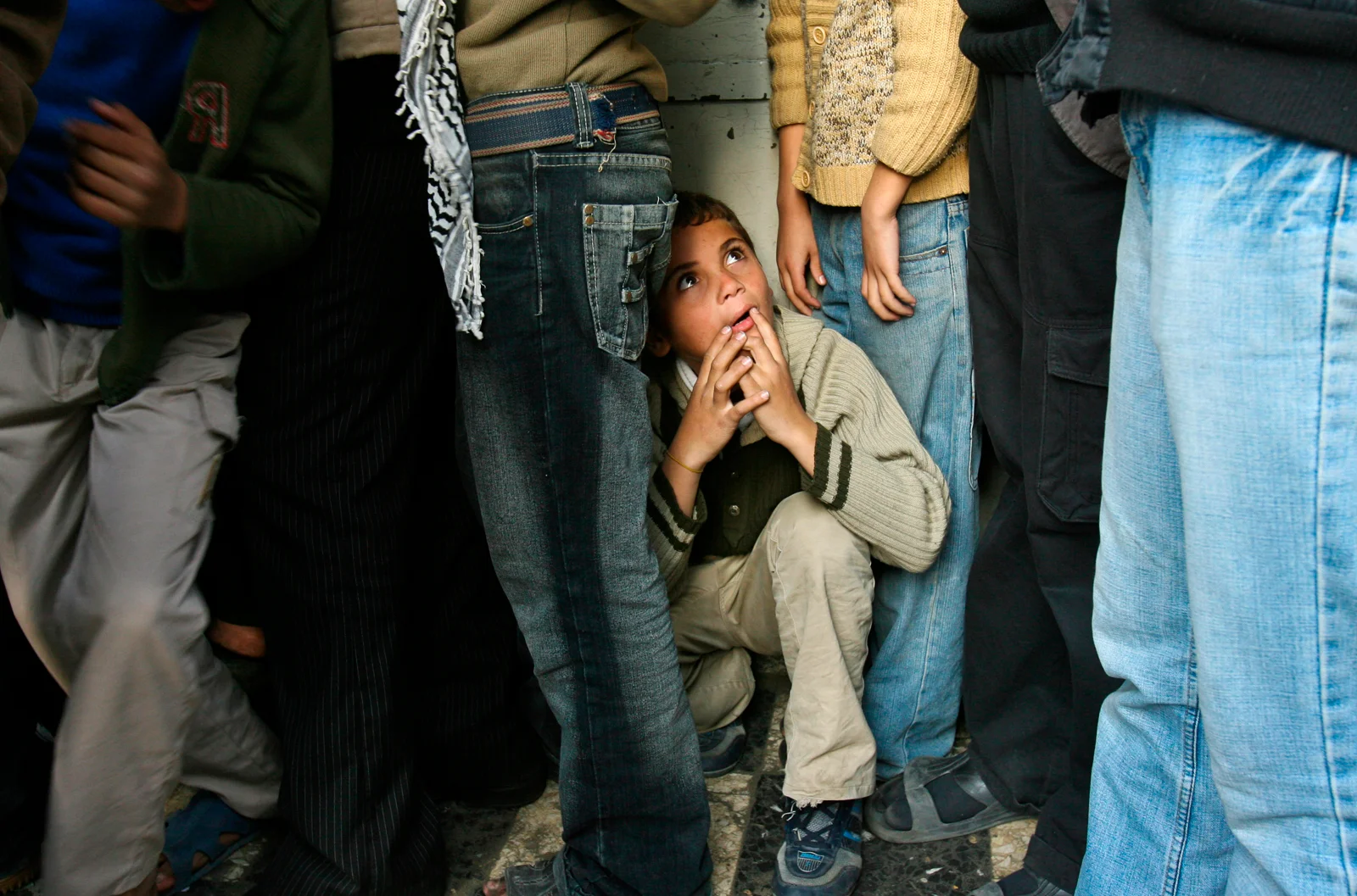 Un niño hace fila con otros palestinos para comprar pan en la ciudad de Gaza el 11 de enero. A finales de diciembre de 2008, Israel lanzó una ofensiva sobre Gaza que duró tres semanas.