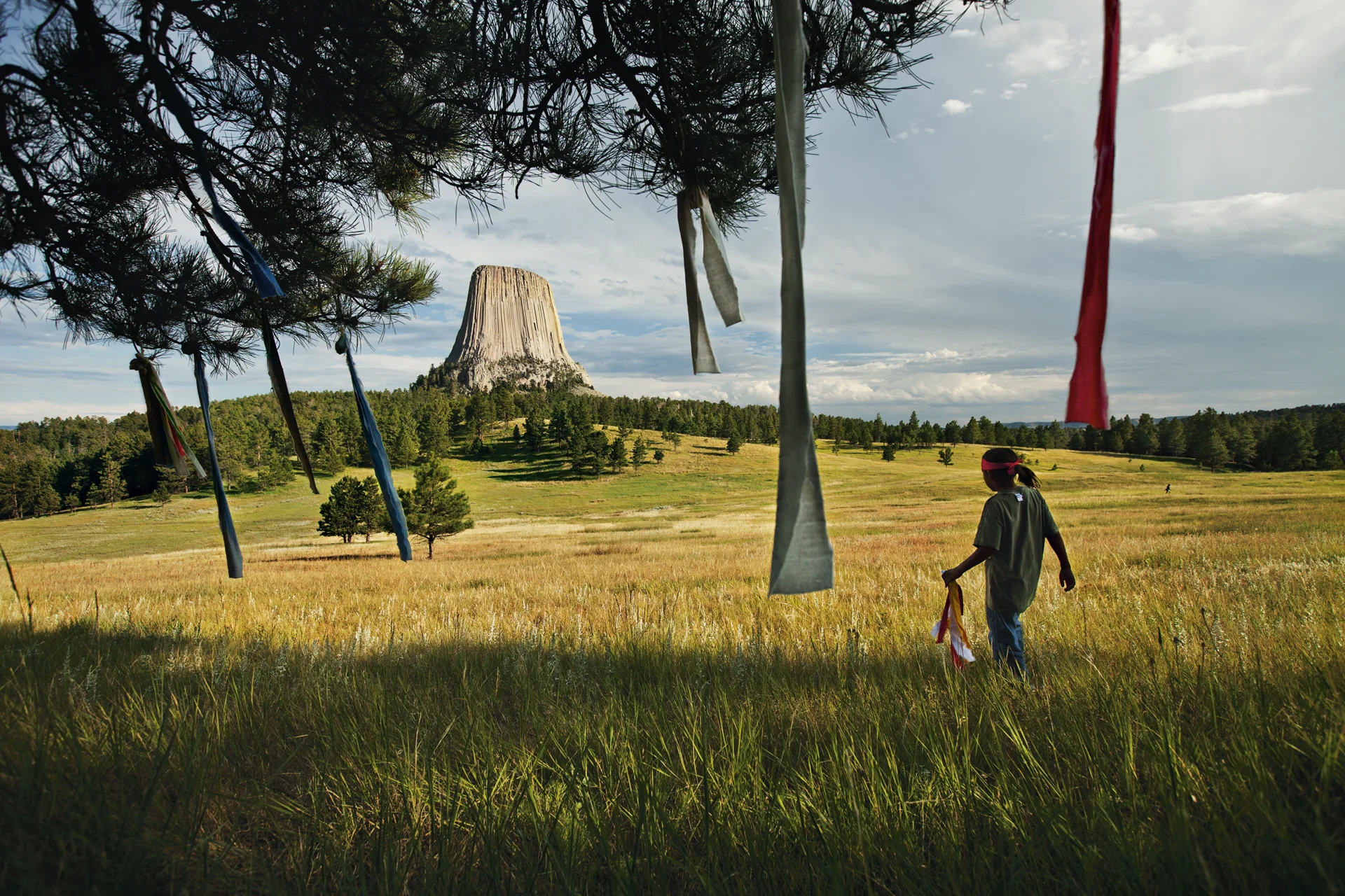 El pueblo Oglala Lakota de la Reserva Pine Ridge en Dakota del Sur vive cerca del lugar de la masacre de más de 250 Lakota Sioux, en Wounded Knee Creek (1890).