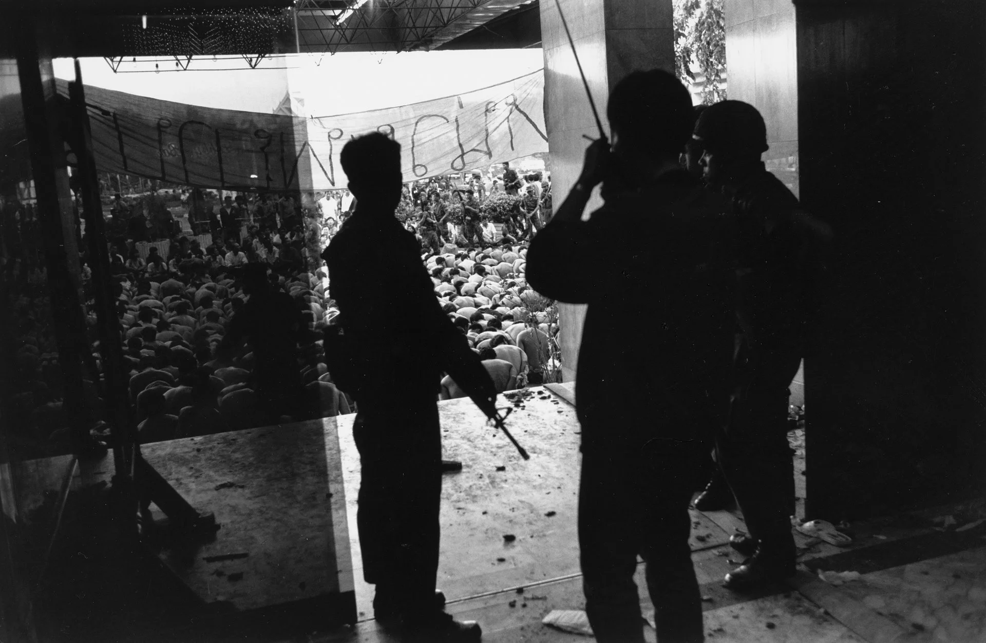 Manifestaciones a favor de la democracia fueron reprimidas violentamente por el primer ministro,  Kraprayoon, quien culpó a los comunistas en un intento desesperado por mantenerse en el poder.