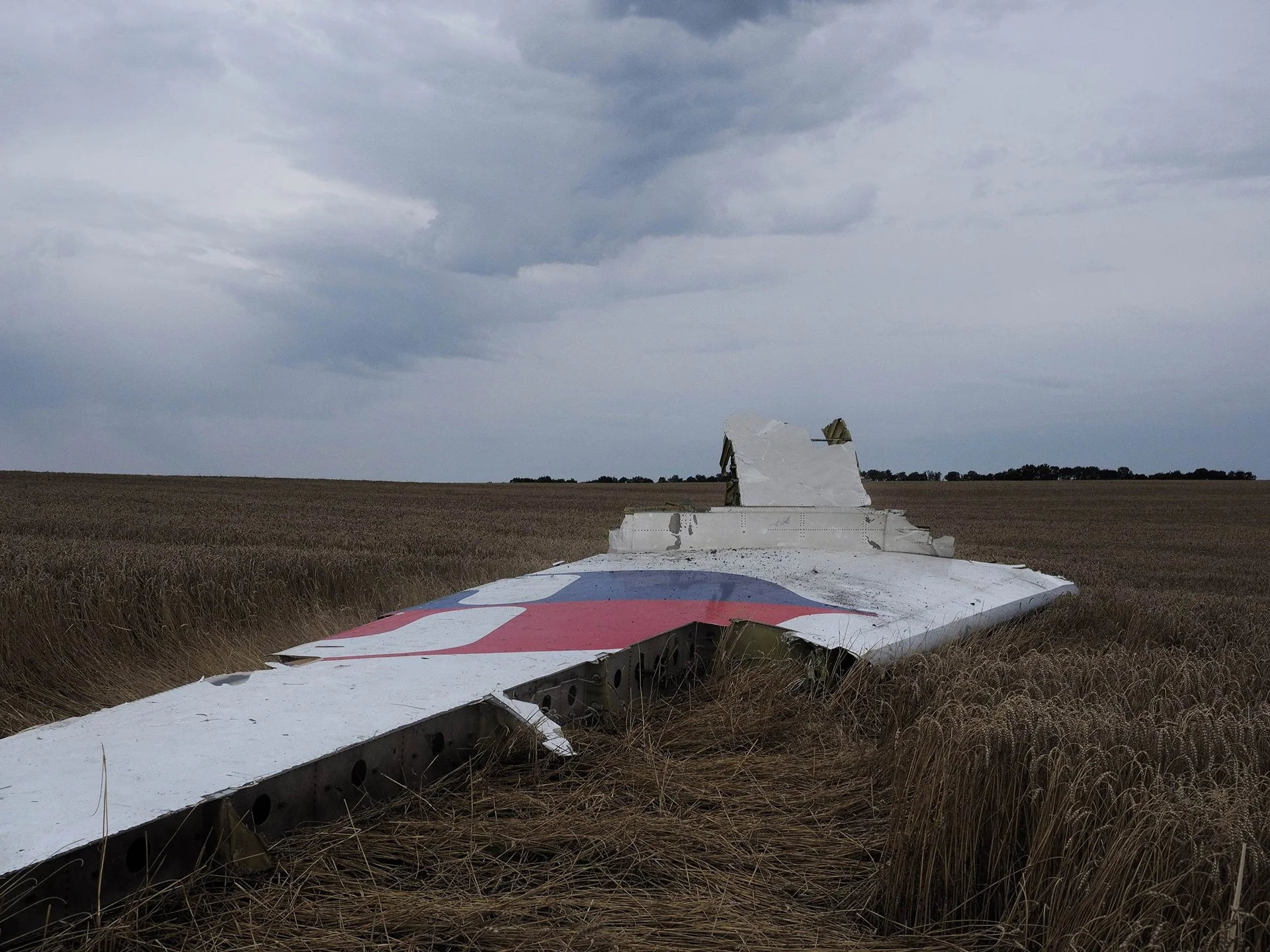 Los restos del vuelo MH17 se encuentran en un campo en el este de Ucrania. Se trataba de un Boeing 777 de Malaysia Airlines que transportaba a 298 personas que se dirigía de Ámsterdam a Kuala Lumpur.