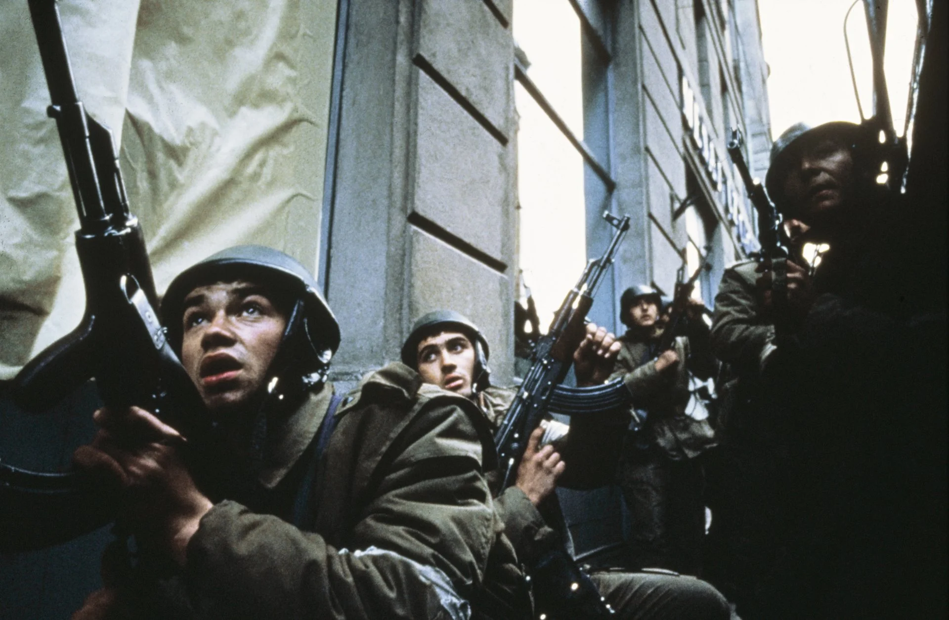 Soldados bajo fuego en Timisoara, un nombre que se convirtió en un grito de batalla de la revolución rumana. El arresto de un clérigo en Timisoara provocó los primeros disturbios anticomunistas.