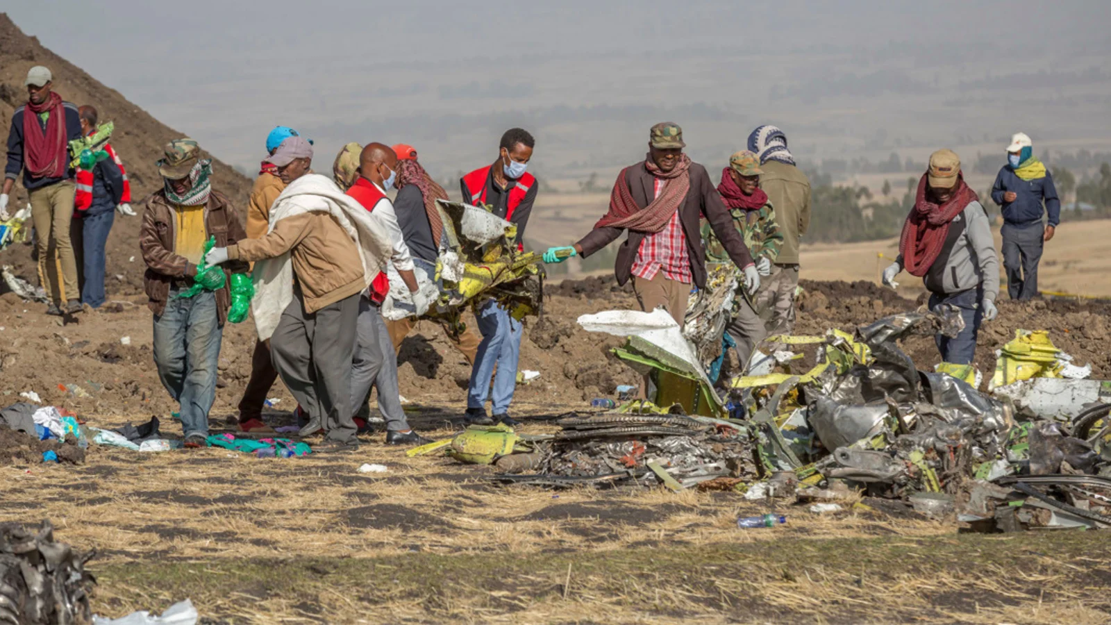 Los equipos de rescate buscan entre los escombros en el lugar del accidente del vuelo ET302 de Ethiopian Airlines el día después de que el avión se estrellara.