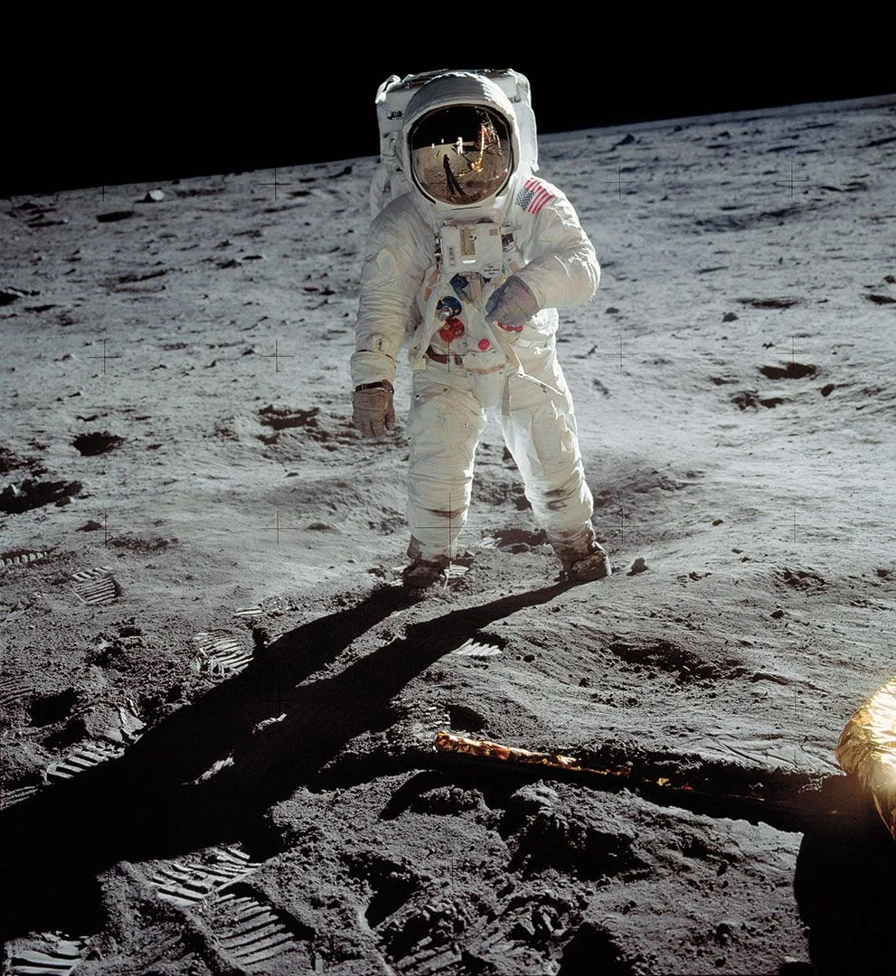 L'astronaute d'Apollo 11 Buzz Aldrin marche sur la surface lunaire près du module Eagle. Le commandant, Neil Armstrong, a pris la photo avec un appareil photo lunaire de 70 mm.