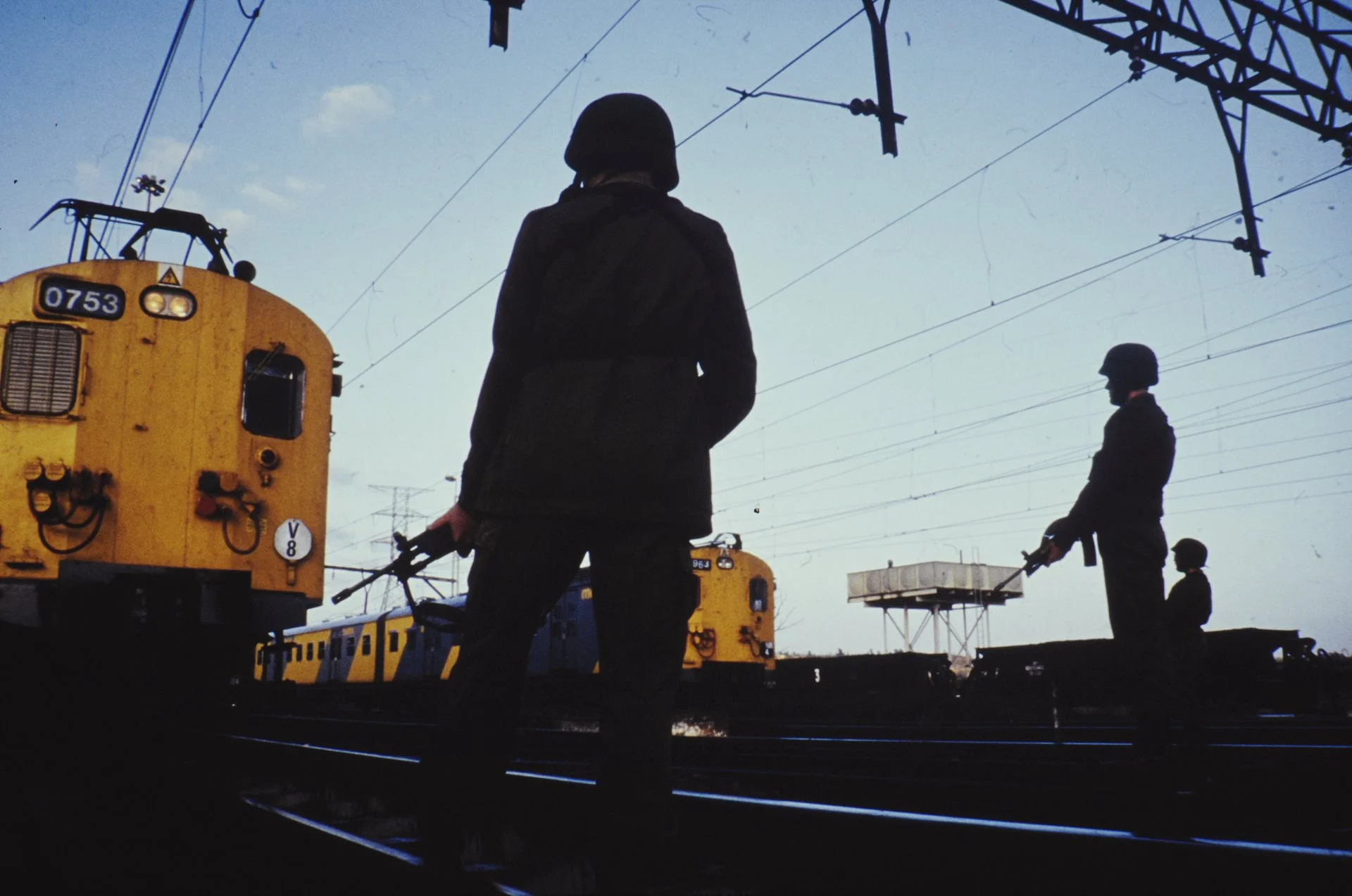 Los trenes que unen los municipios de Sudáfrica con el centro de Johannesburgo fueron blanco de ataques violentos. En ese año, 277 viajeros murieron y más de 500 resultaron gravemente heridos. 