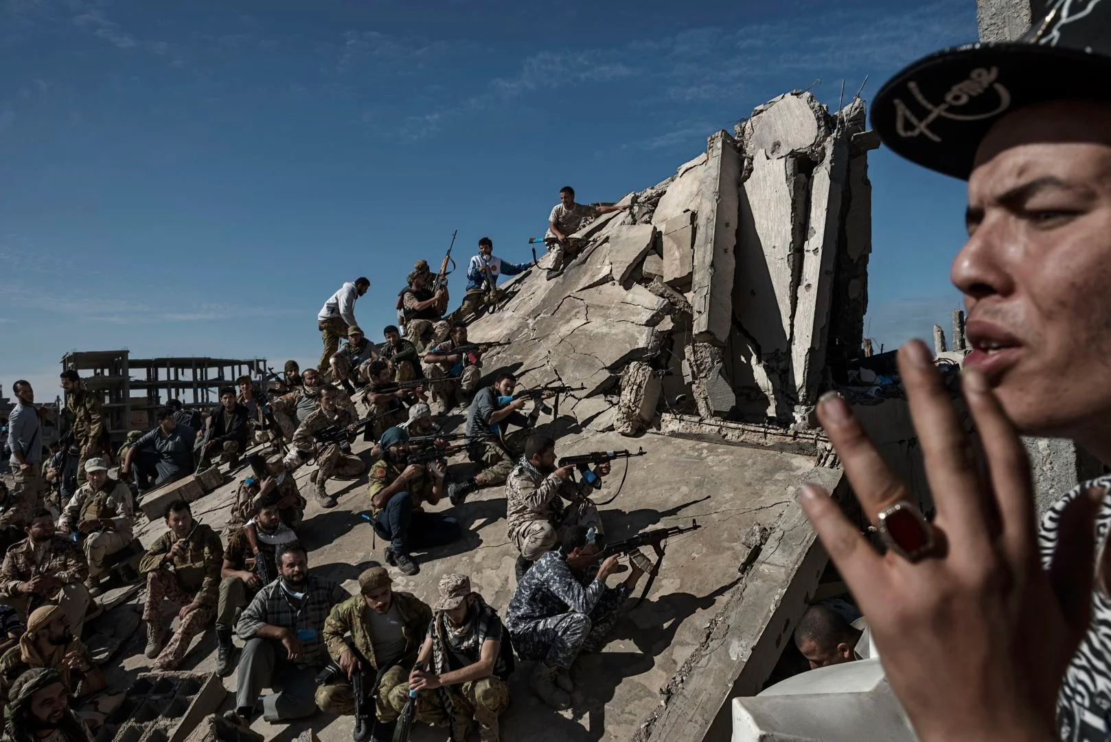 Combatientes afiliados al gobierno libio apuntan a posiciones del Estado Islámico en el barrio de Al Jiza.