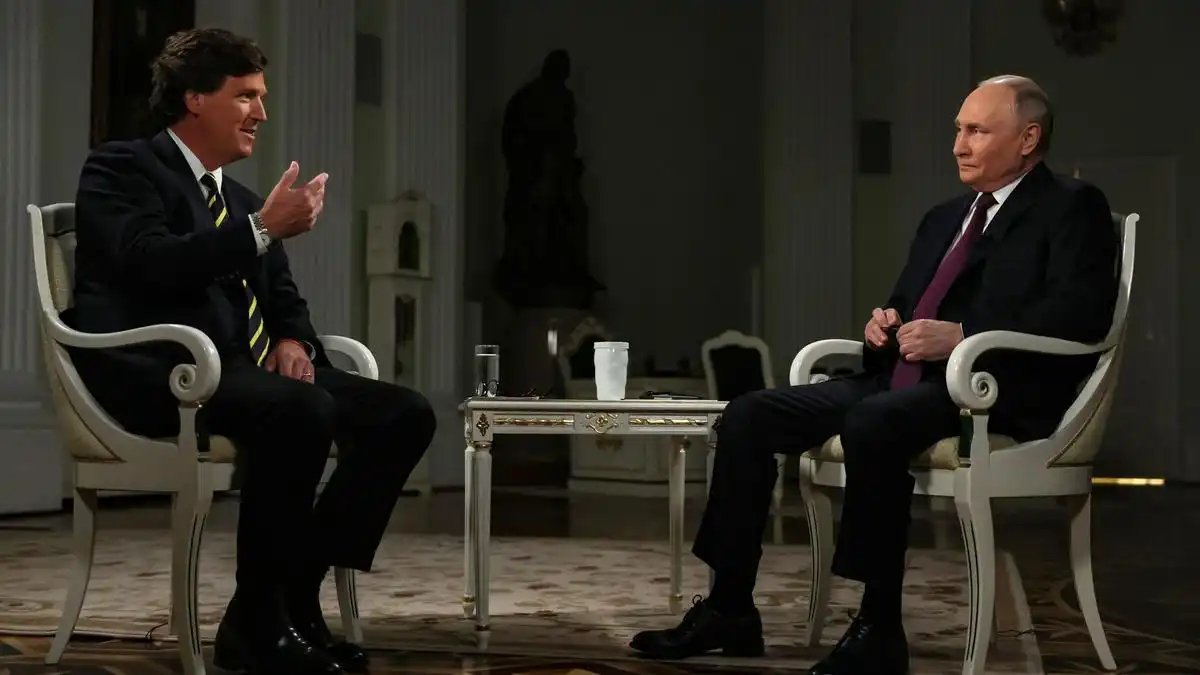 Carlson, ex presentador de Fox News, sorprende al mundo con una entrevista al presidente ruso Vladimir Putin.