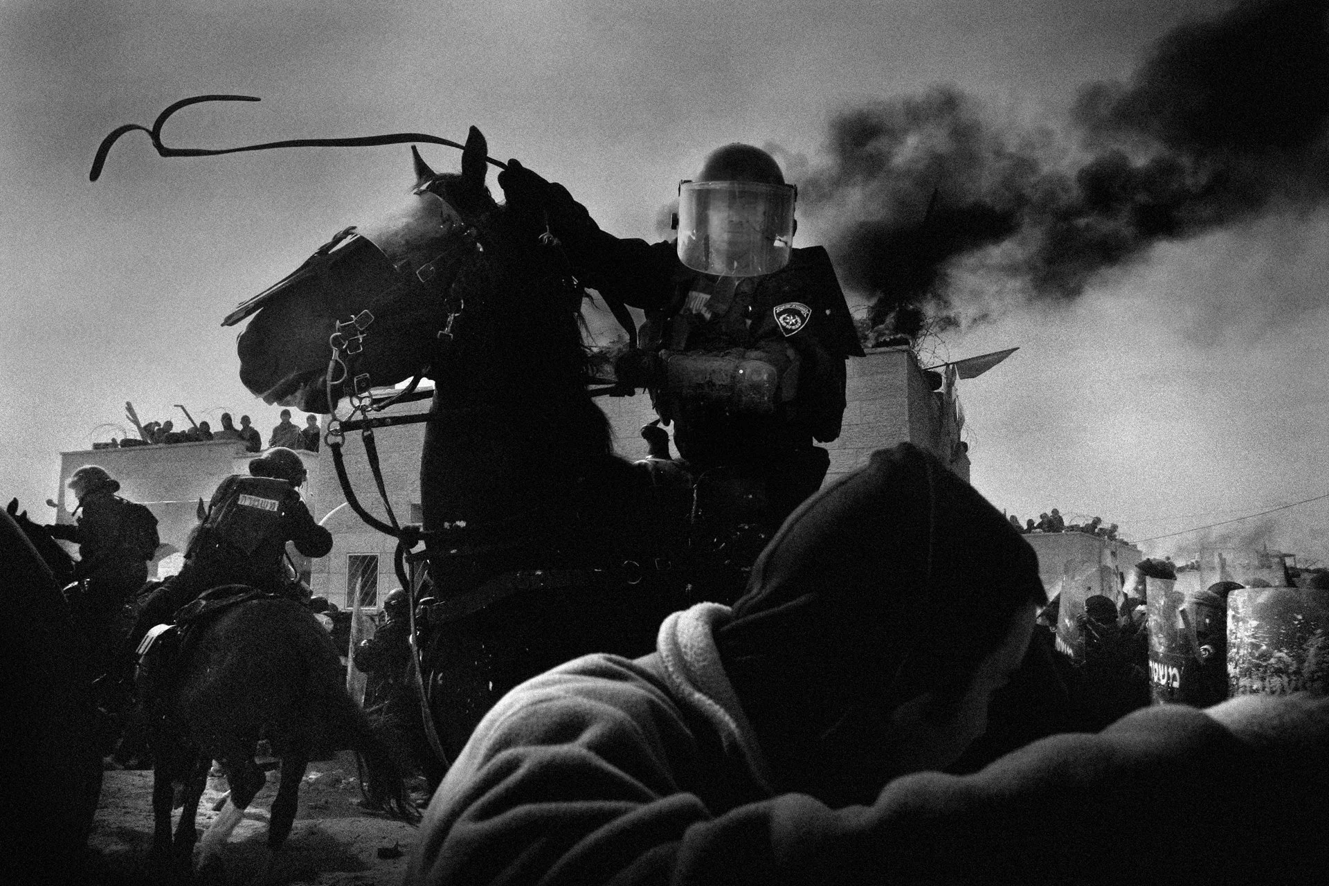 Ciudadanos judíos chocan con la policía israelí en la evacuación de un puesto de avanzada del asentamiento de Amona. Se había ordenado a la policía que derribara nueve casas construidas sin permiso.