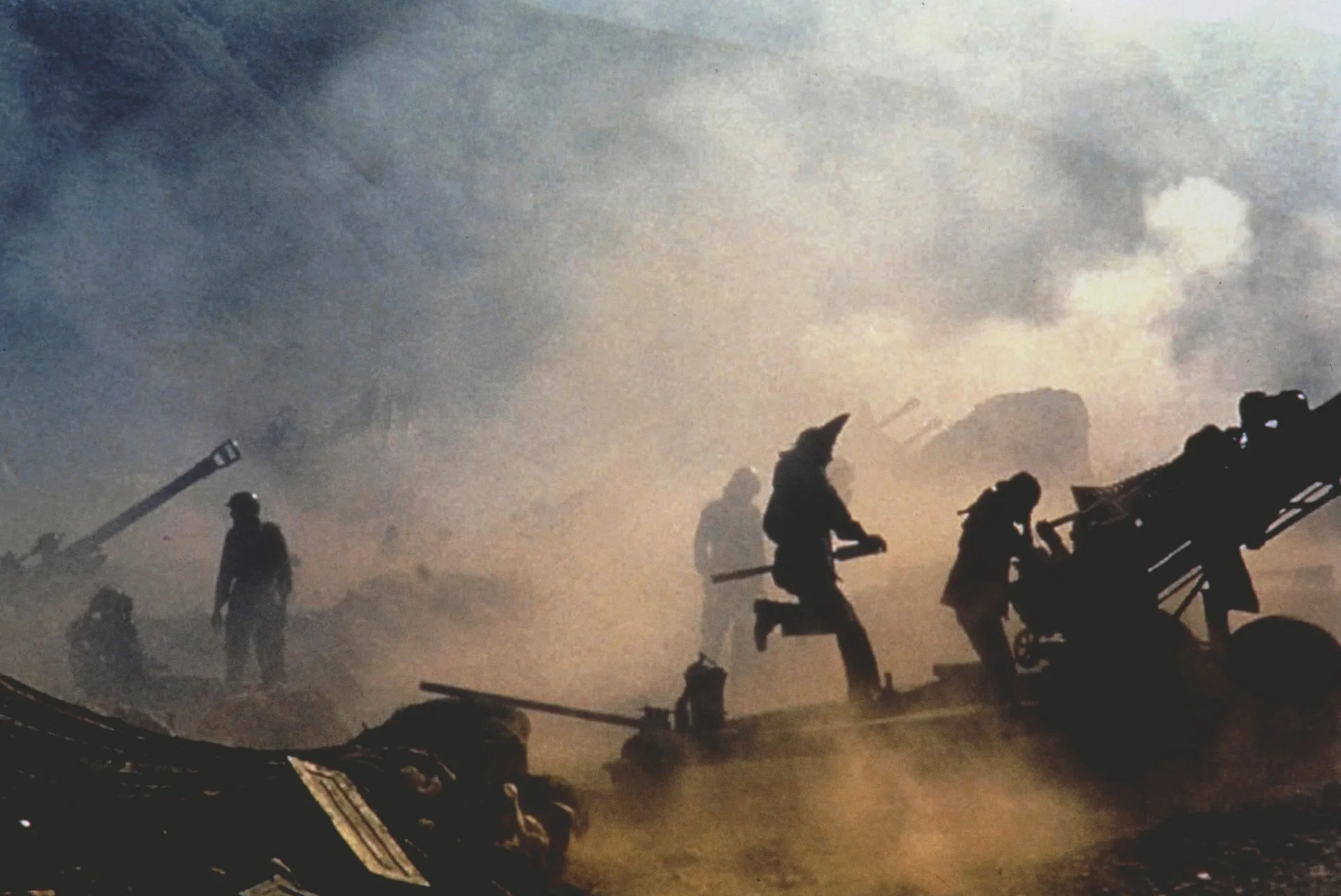Cañones de artillería indios en una de las 4 zonas de batalla en la disputada Cachemira. Los combates se habían estado librando desde mayo, lo que llevó a India y Pakistán al borde de la guerra.
