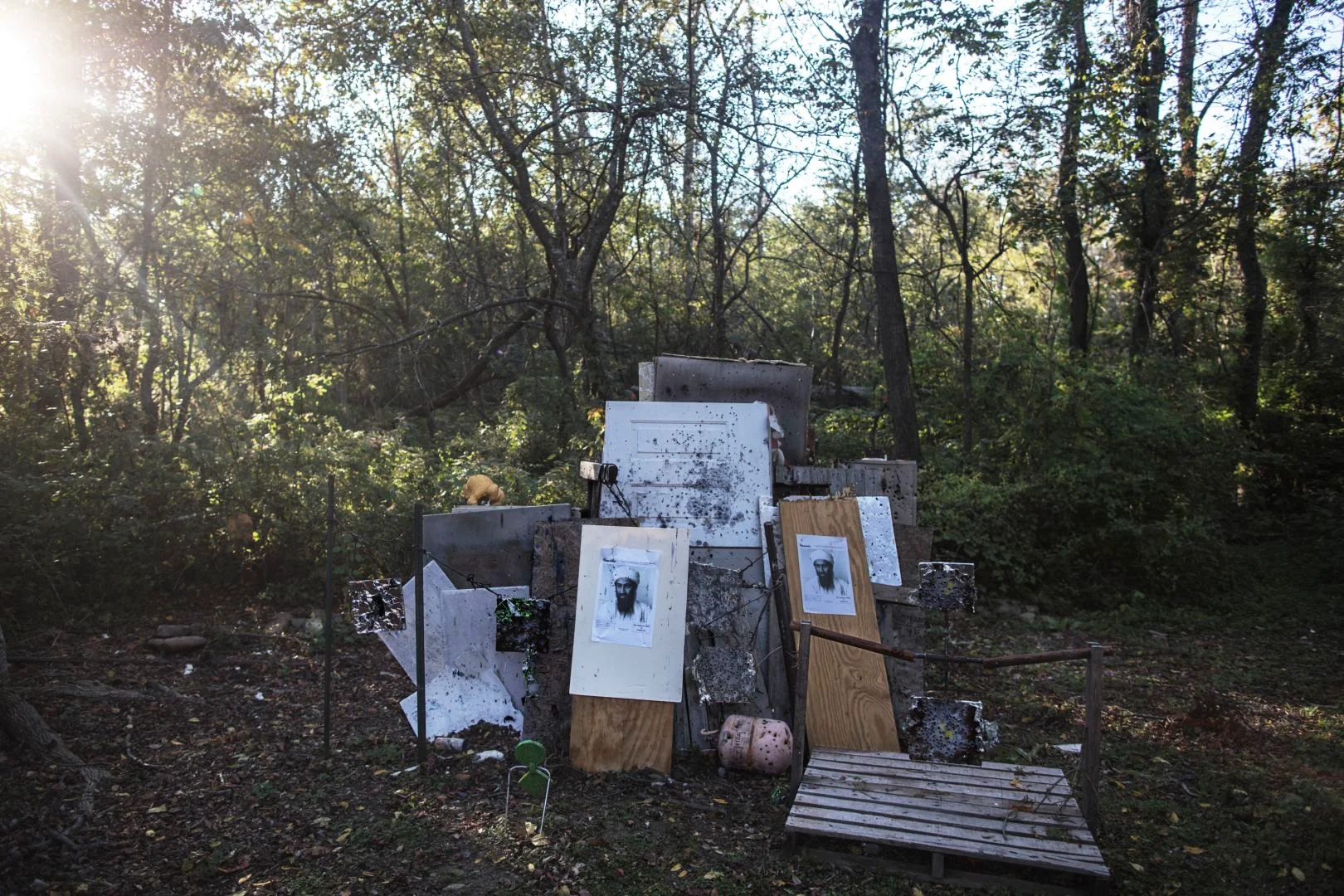 Blancos con Osama bin Laden en el jardín de Danny Bollinger, en Maryland. Miembro del grupo de milicias de derecha My Brothers Threepers, Bollinger posee varias armas y las usa a diario.