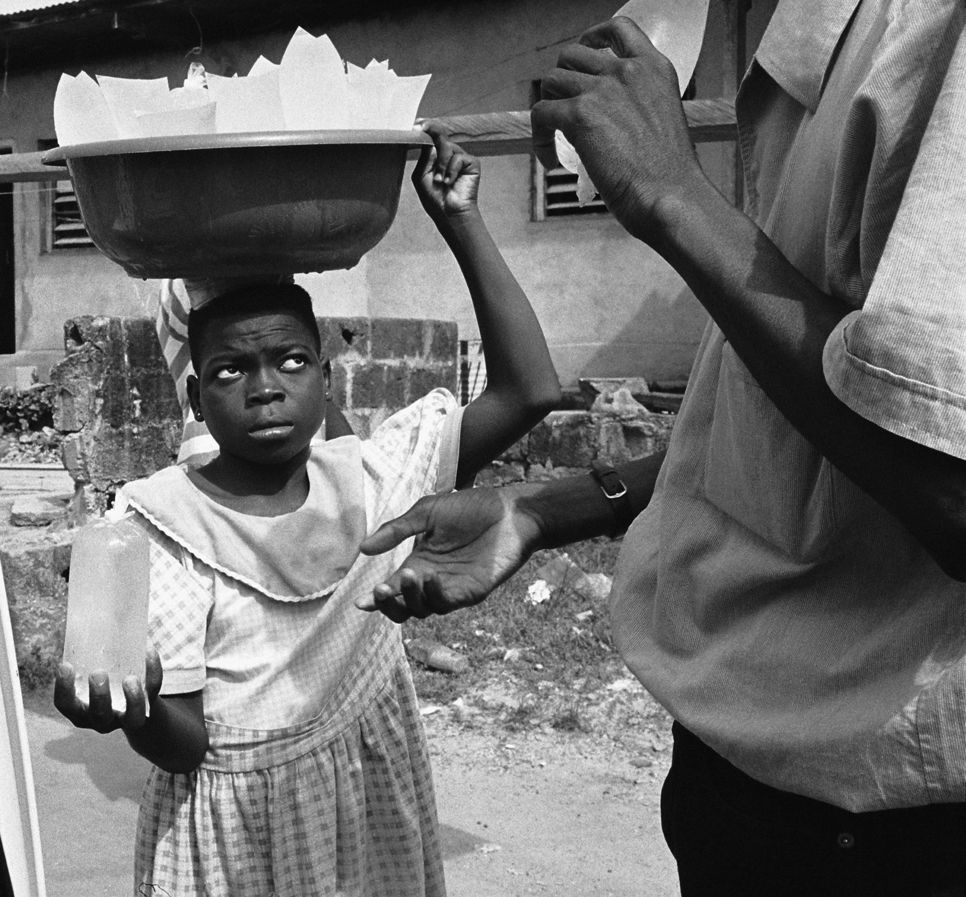 Una niña de Togo vende agua. El tráfico de niños trabajadores es ilegal, pero continuaba creciendo en partes de África Occidental. 