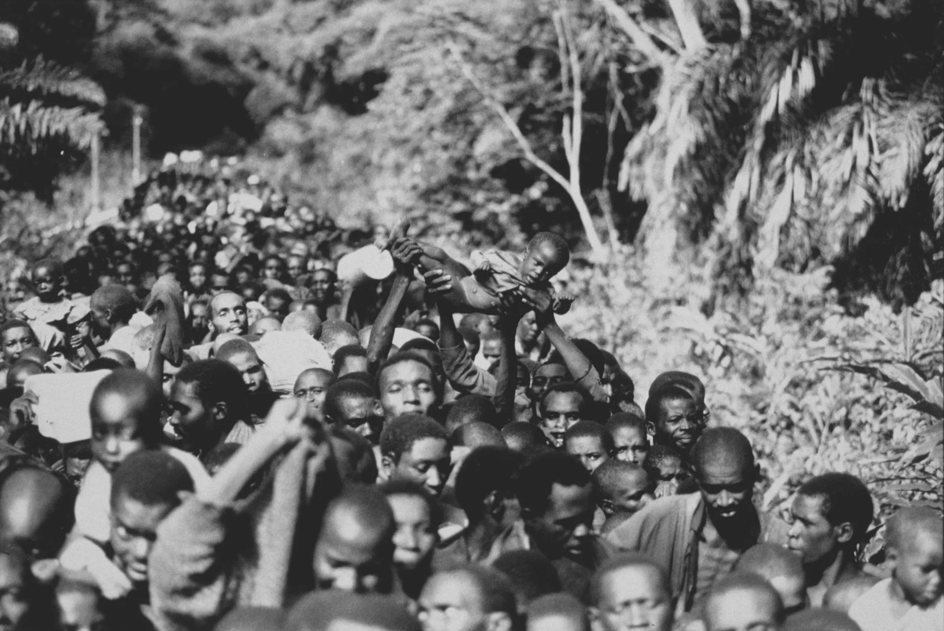 Refugiados hutus esperando el tren a Kisangani. Mientras el tren, cargado más allá de su capacidad, se dirigía desde el campo de refugiados de Biaro a Kisangani, muchas personas murieron aplastadas.