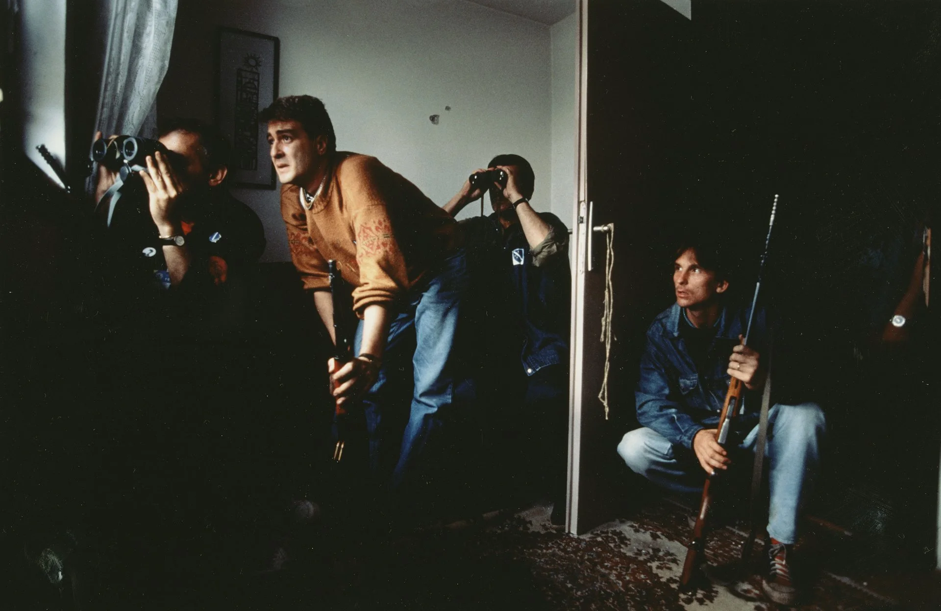 Francotiradores bosnios inspeccionan el área desde su escondite. Un francotirador podría estar al acecho en cada esquina, aunque no siempre estaba claro qué grupo étnico era responsable de disparar.