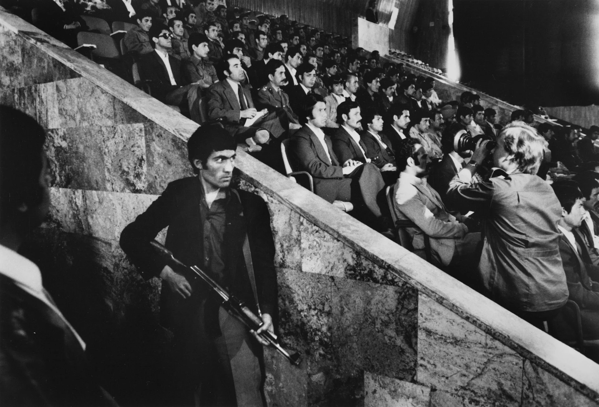 Un guardia armado protege a los participantes de una conferencia política. En los primeros años de la invasión a Afganistán, a los periodistas no se les permitía fotografiar la realidad afgana.