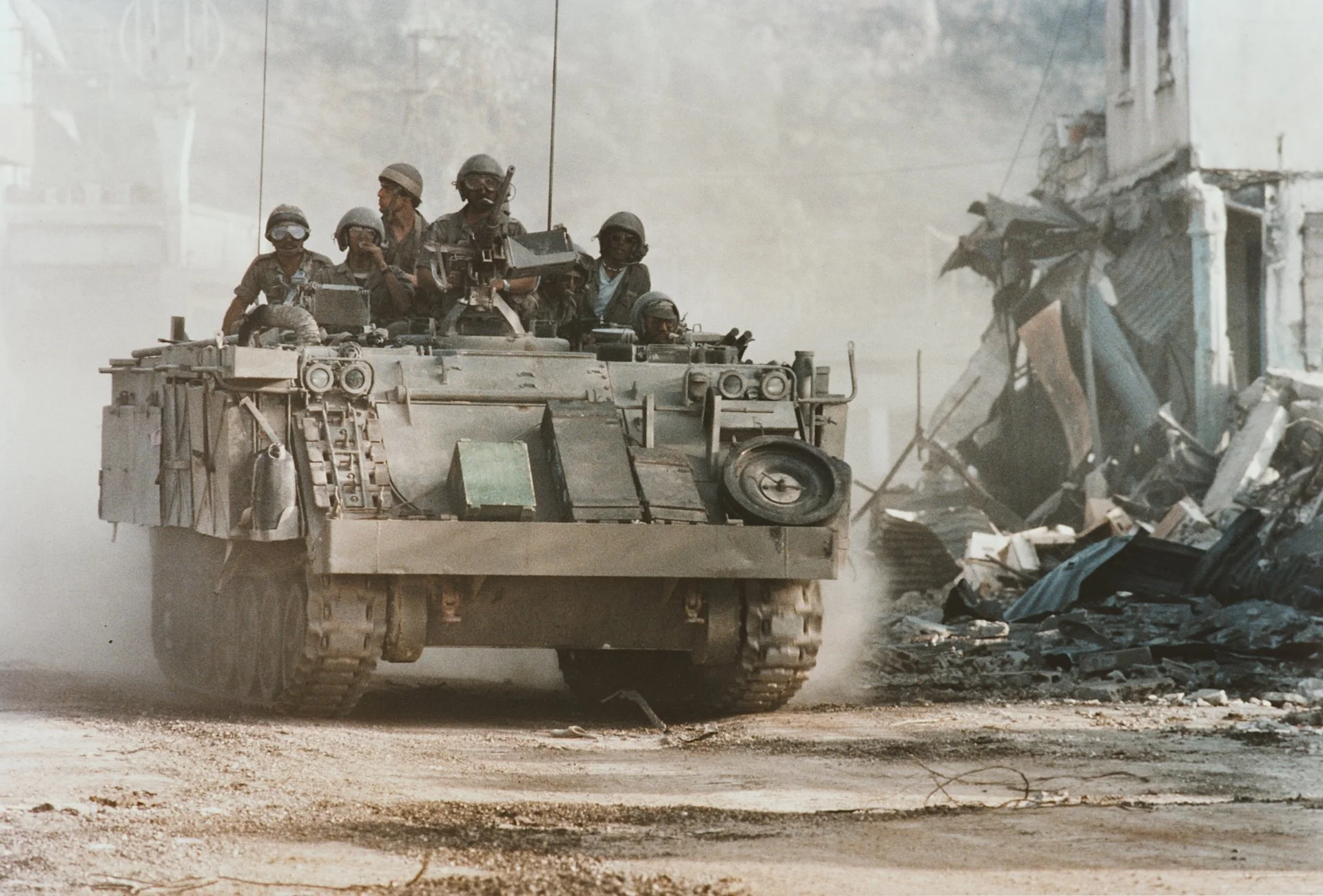Blindados israelíes llegan al Líbano en junio de 1982.