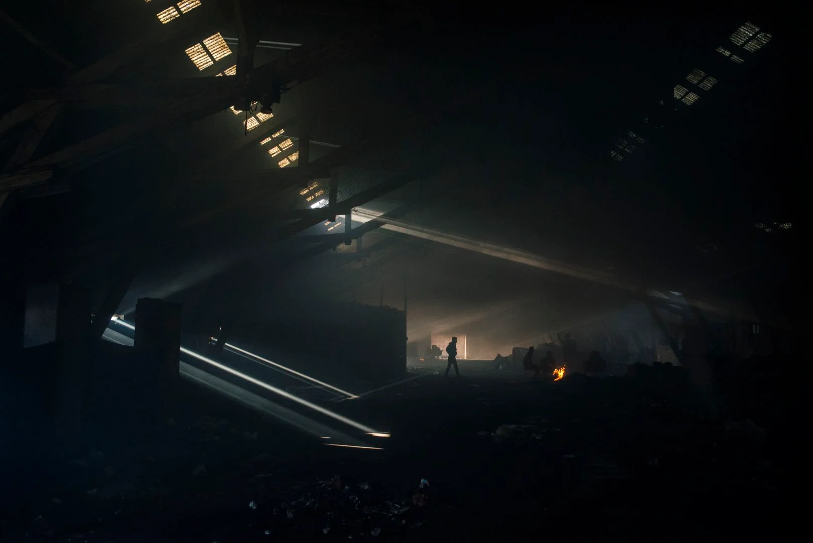 Refugiados se refugian en un almacén abandonado detrás de la estación principal de trenes de Belgrado.
