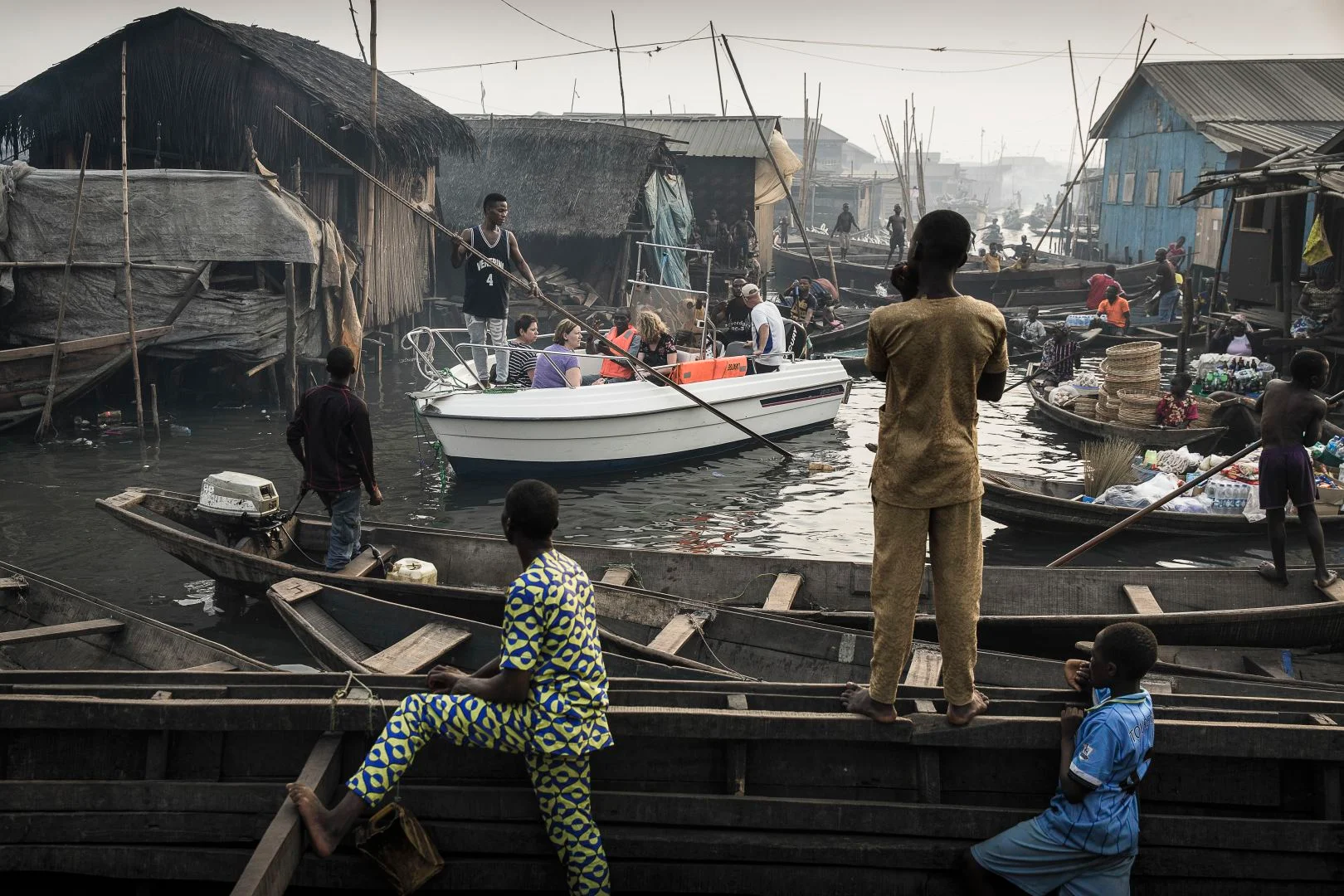 Un barco con turistas del puerto deportivo de Lagos navega por los canales de la comunidad de Makoko, un antiguo pueblo de pescadores que se ha convertido en un enorme asentamiento informal.