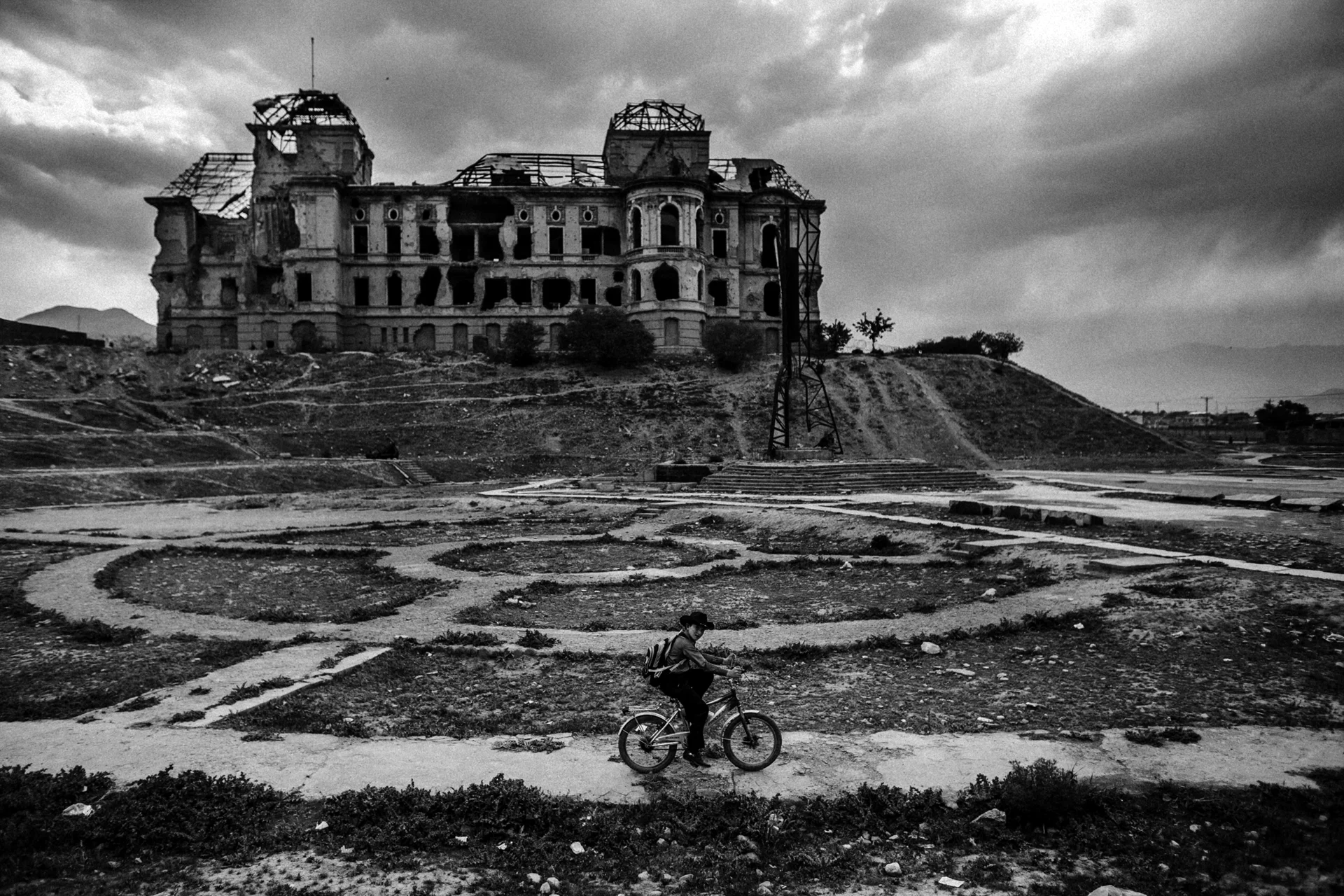 Un estudiante pasa por las ruinas del Palacio Darul Aman, construido en la década de 1920 como parte del programa de modernización de Kabul del entonces rey. 