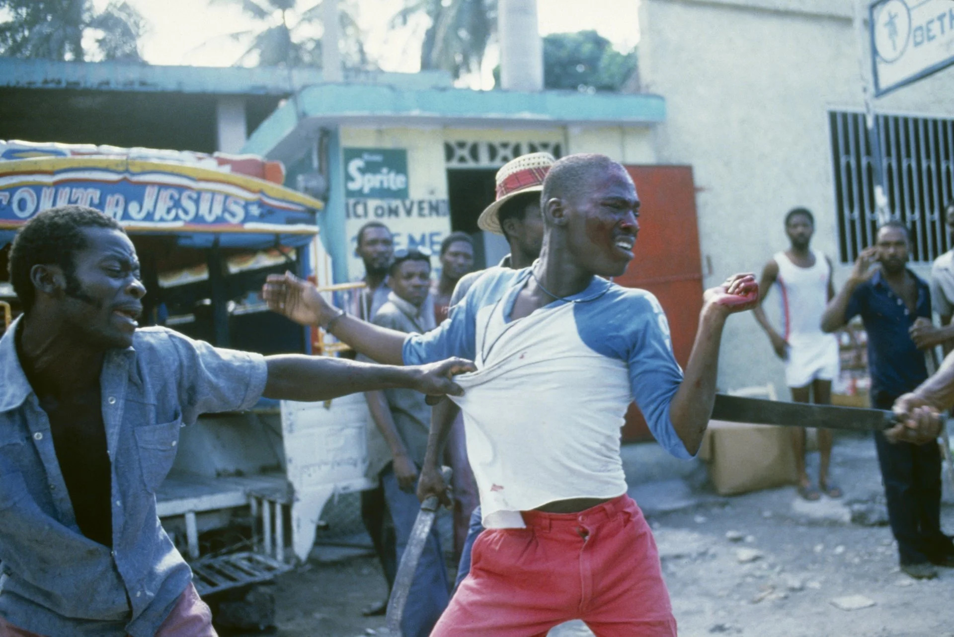 Días antes de las elecciones programadas, un grupo de vigilantes captura y ejecuta a un miembro de la policía secreta de Tonton Macoute del presidente Jean-Claude Duvalier.