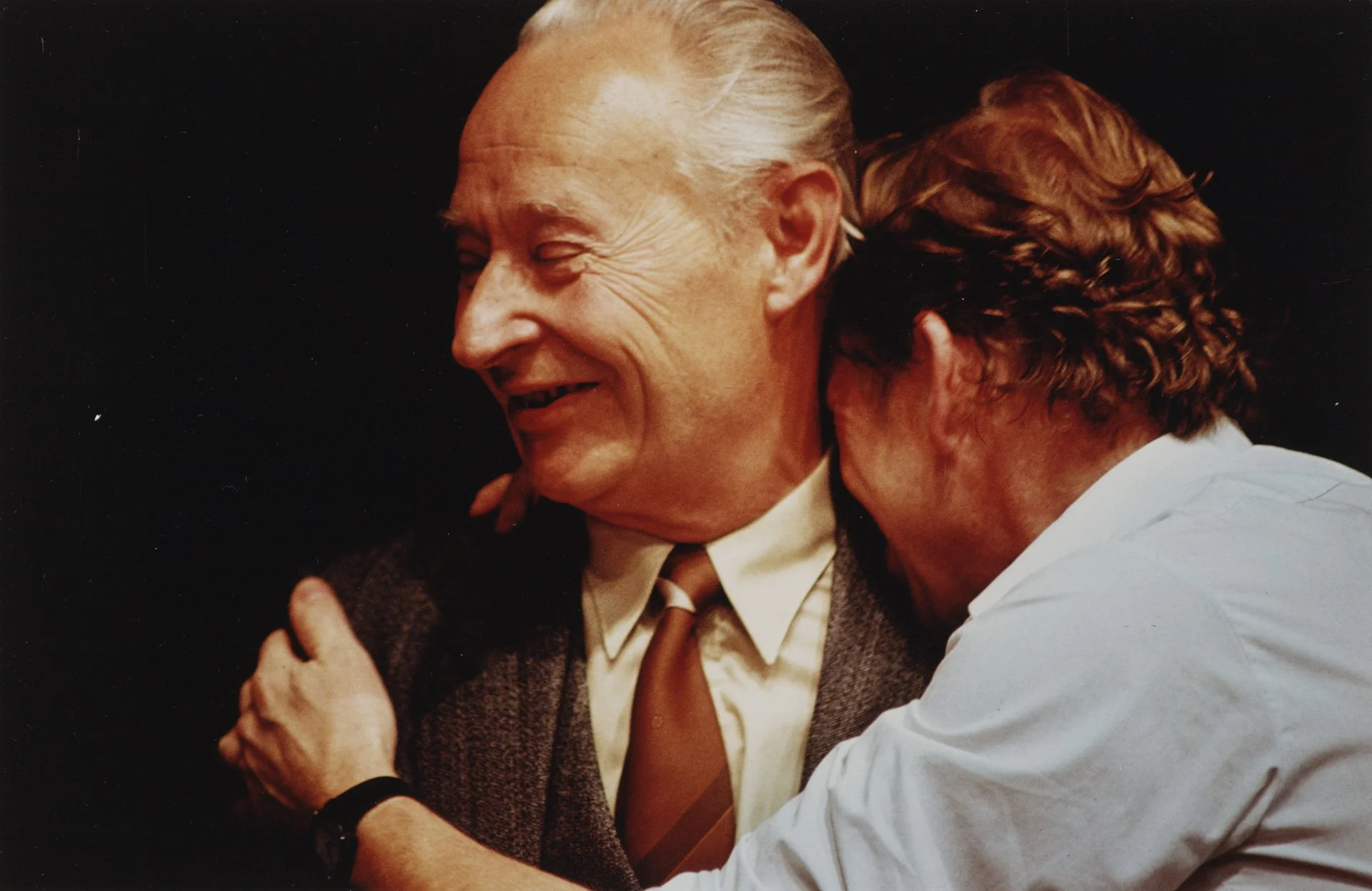 Al escuchar el anuncio de la caída del Comité Central del Partido Comunista Checoslovaco, los principales campeones del cambio, Alexander Dubcek y Vaclav Havel, se abrazan en el Teatro Laterna Mágica.