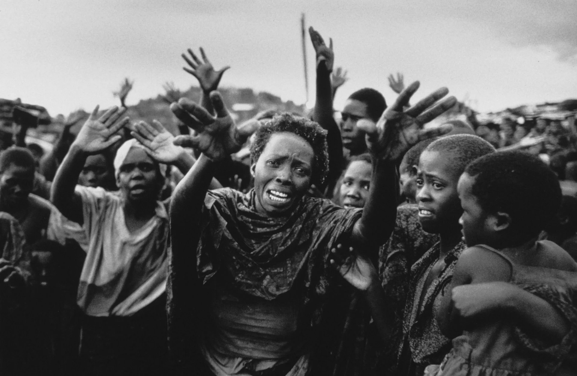 Soldados tutsi del ejército ruandés masacraron a los hutus en un campo de refugiados. Los planes para cerrar el campamento salieron mal y, en medio de la confusión, los soldados abrieron fuego.