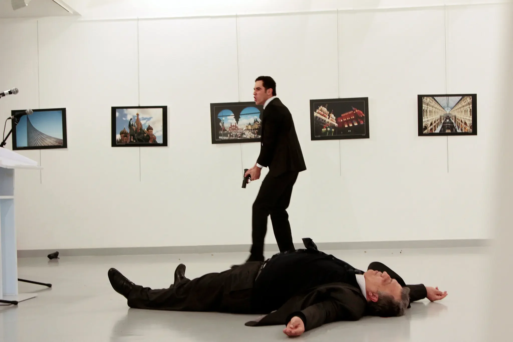 Mevlüt Mert Altıntaş grita después de dispararle al embajador ruso Andrey Karlov, en una galería de arte en Ankara.