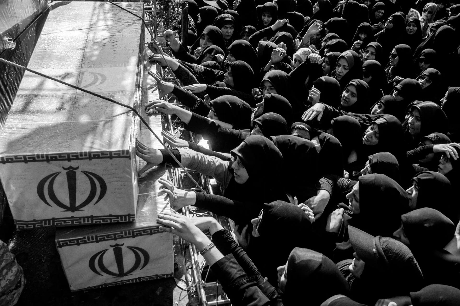 Madres y familiares asisten a funerales celebrados de los cuerpos de los soldados que estaban desaparecidos desde la guerra entre Irán e Irak en 1988. 