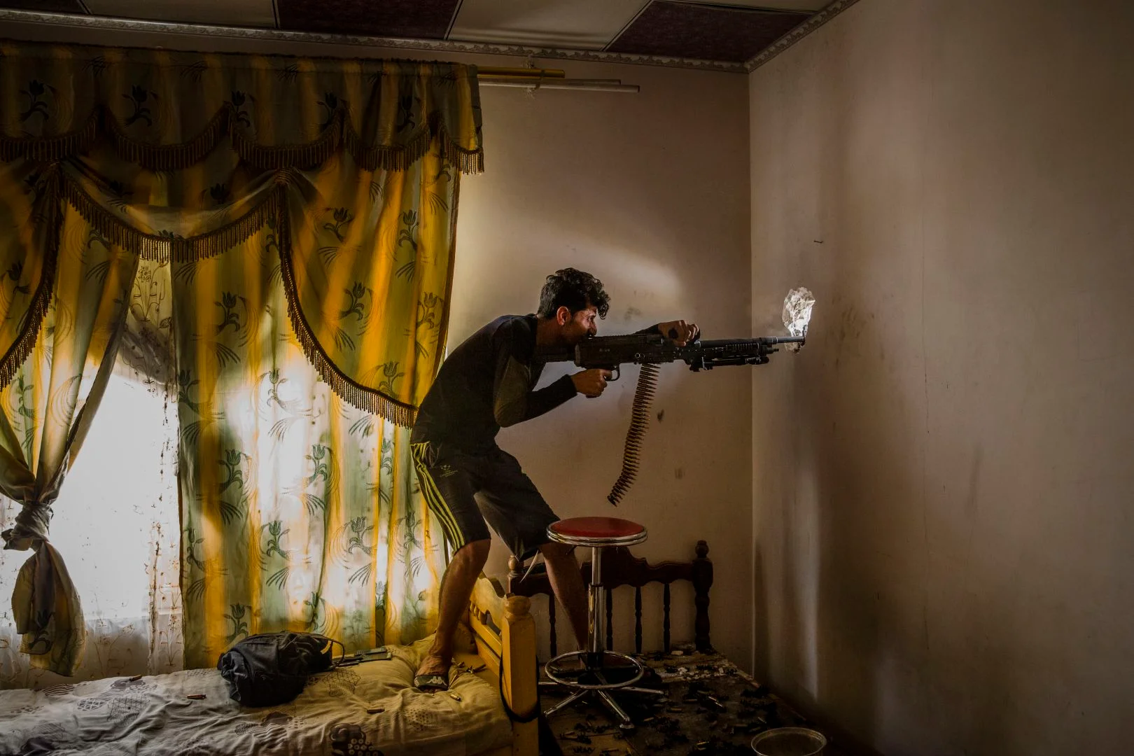 Un soldado de las Fuerzas Especiales iraquíes dispara contra militantes de ISIS desde una posición defensiva en las afueras del barrio de Rifai, en el oeste de Mosul. 