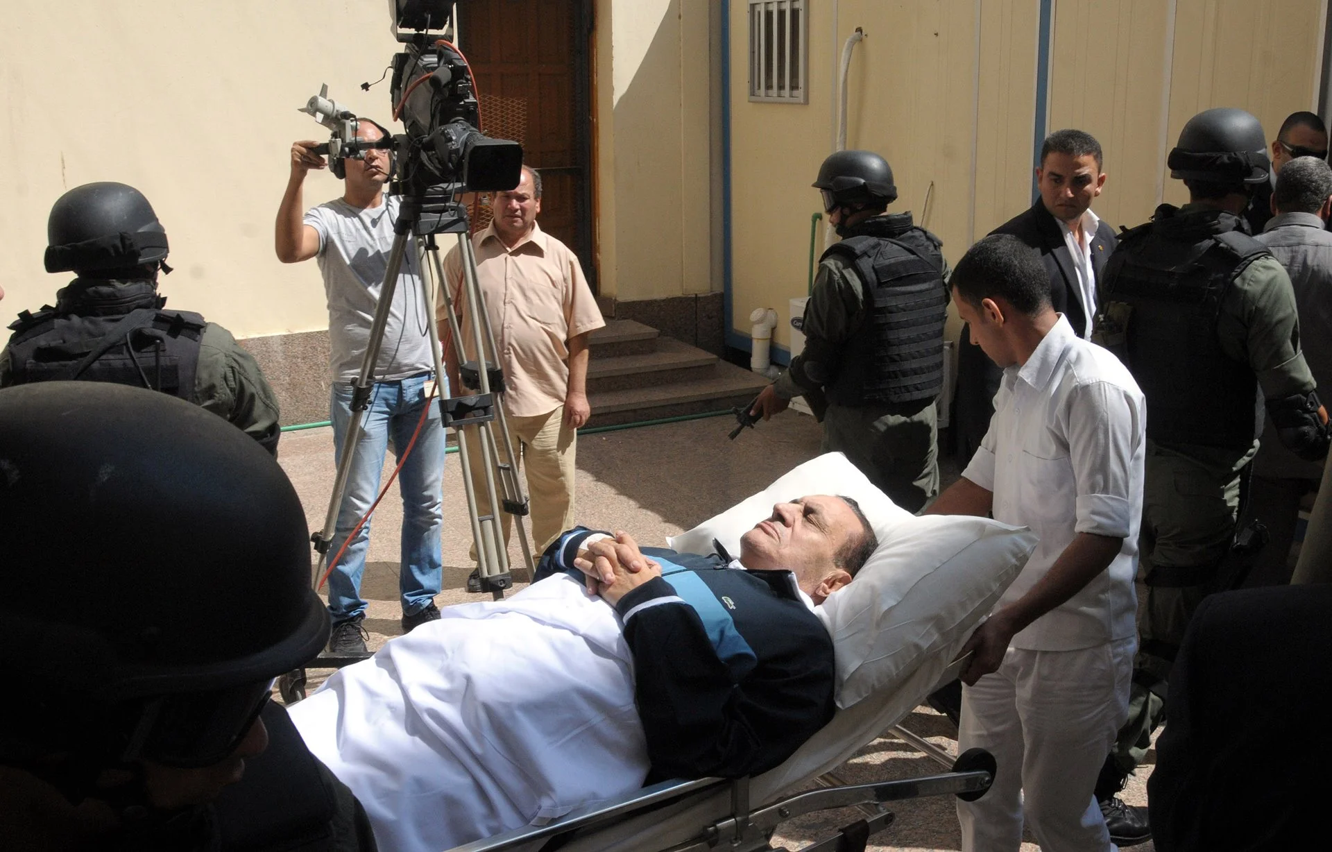 Hosni Mubarak es llevado a la corte en una cama. El expresidente egipcio enfrentó cargos que incluían corrupción y conspiración para ordenar el asesinato de manifestantes.