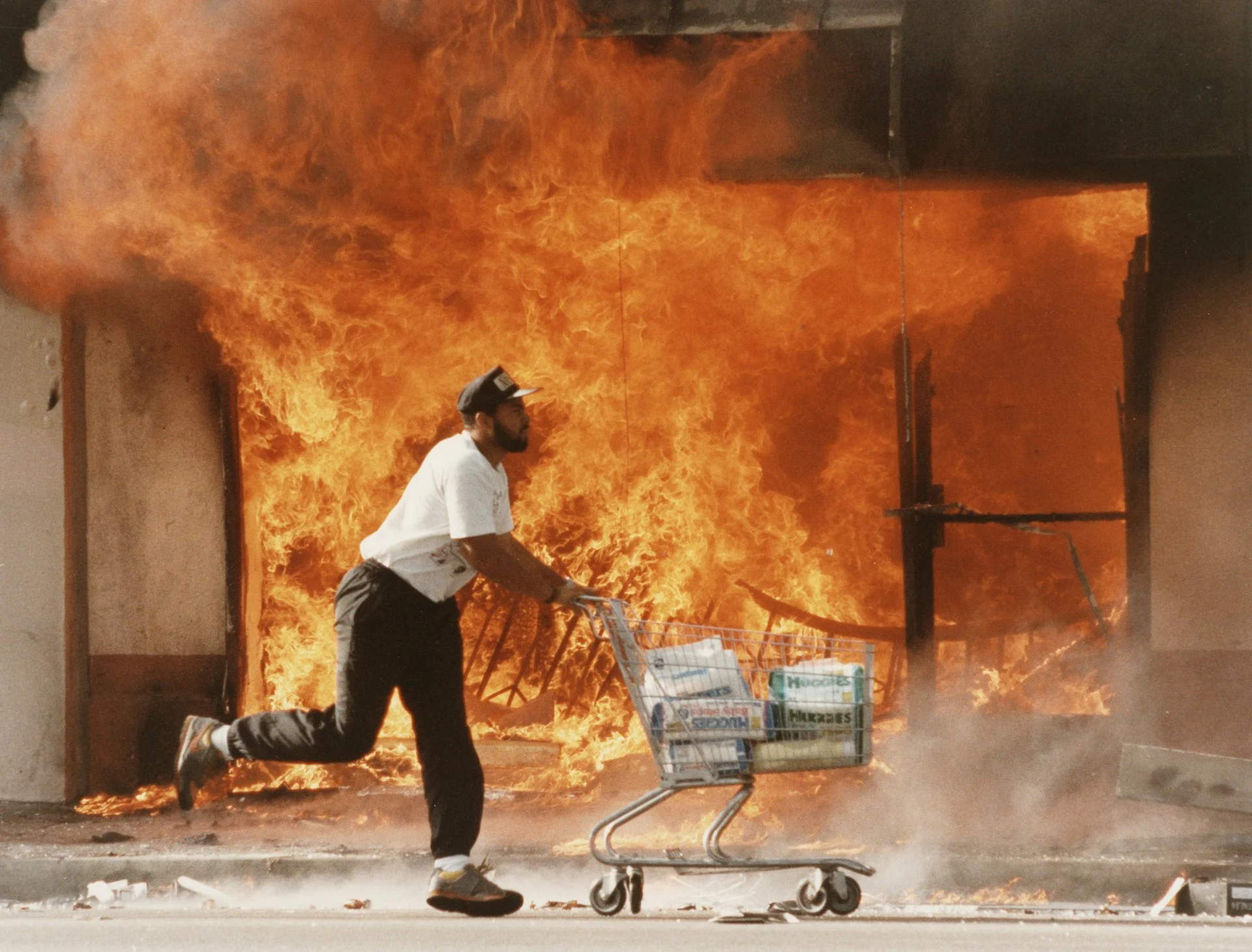 La absolución de cuatro policías que asaltaron al afroamericano Rodney King fue visto por millones de personas en la televisión desencadenó saqueos masivos y disturbios.