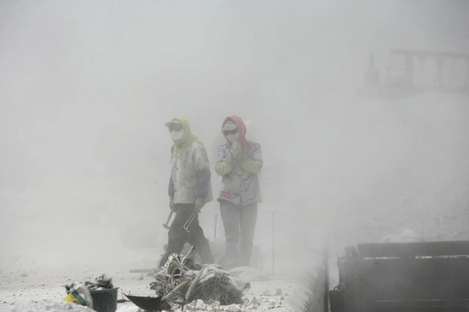 Trabajadores chinos trabajan bajo el polvo y la contaminación
