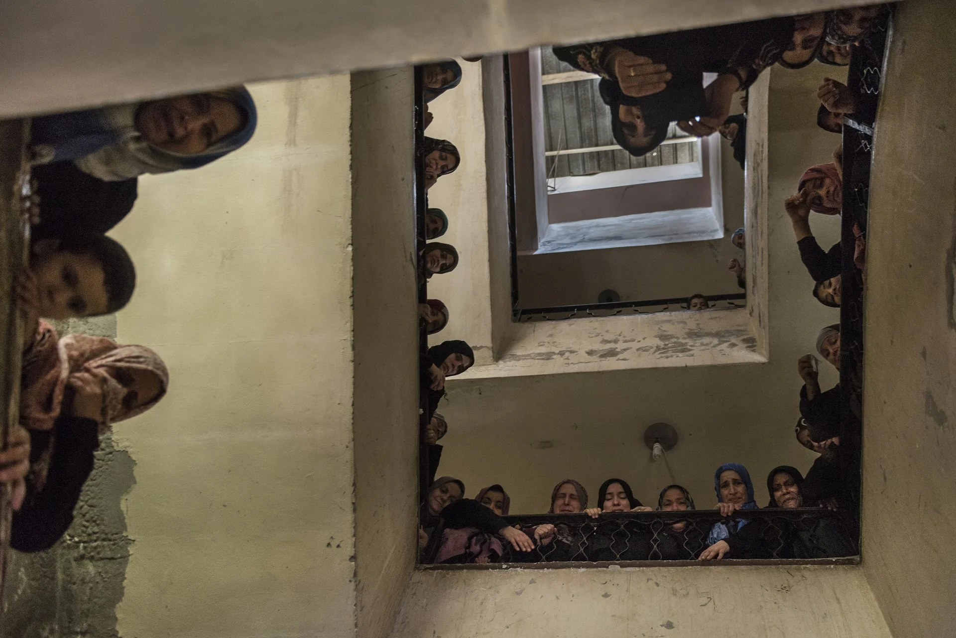 Las mujeres lloran en las escaleras de un bloque de apartamentos, durante el funeral de un joven combatiente islámico, Abdalla Ismail al Buheisi, el 22 de julio.