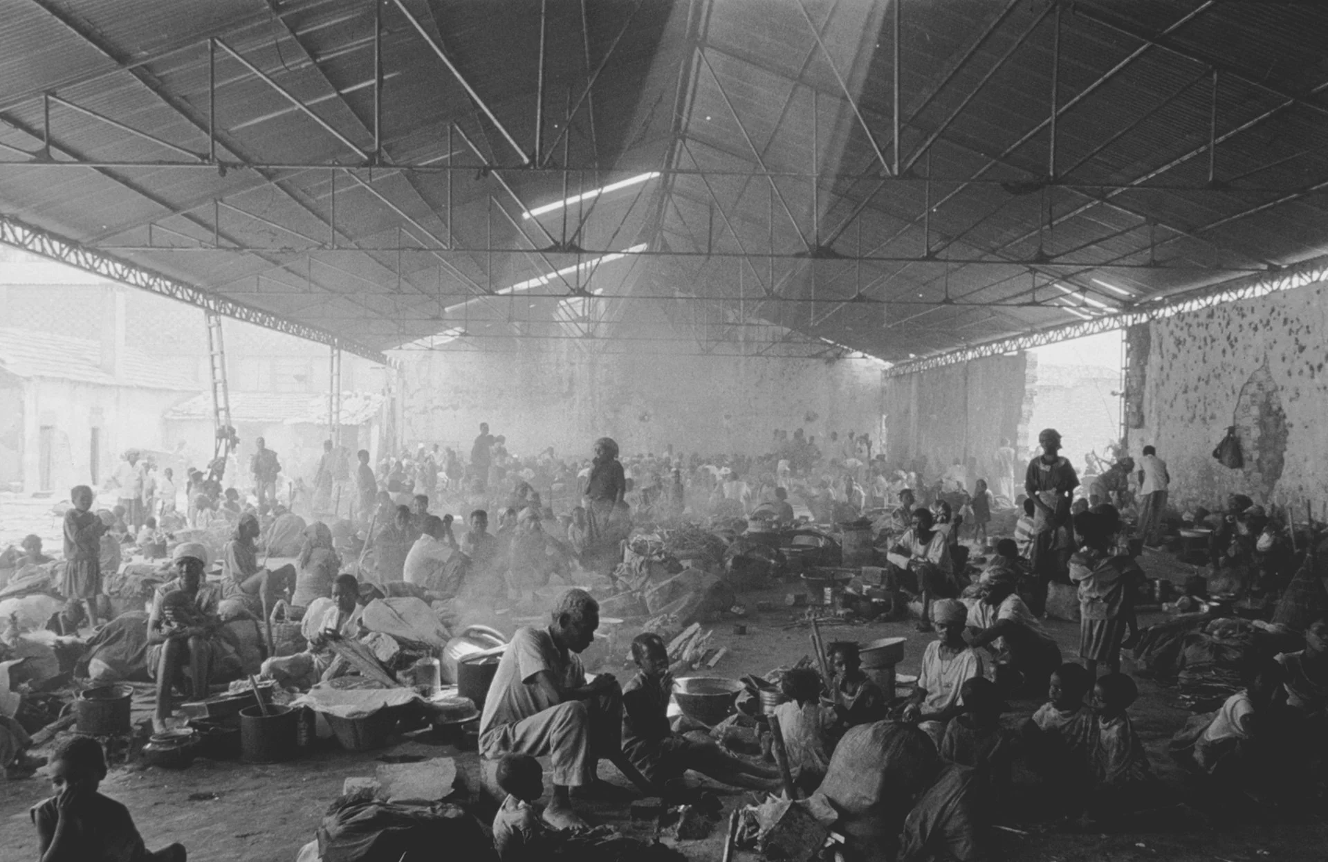 Refugiados se refugian en un campamento en la ciudad de Caála, cerca de Huambo, tras la reanudación de las hostilidades en una guerra civil de larga duración en Angola.