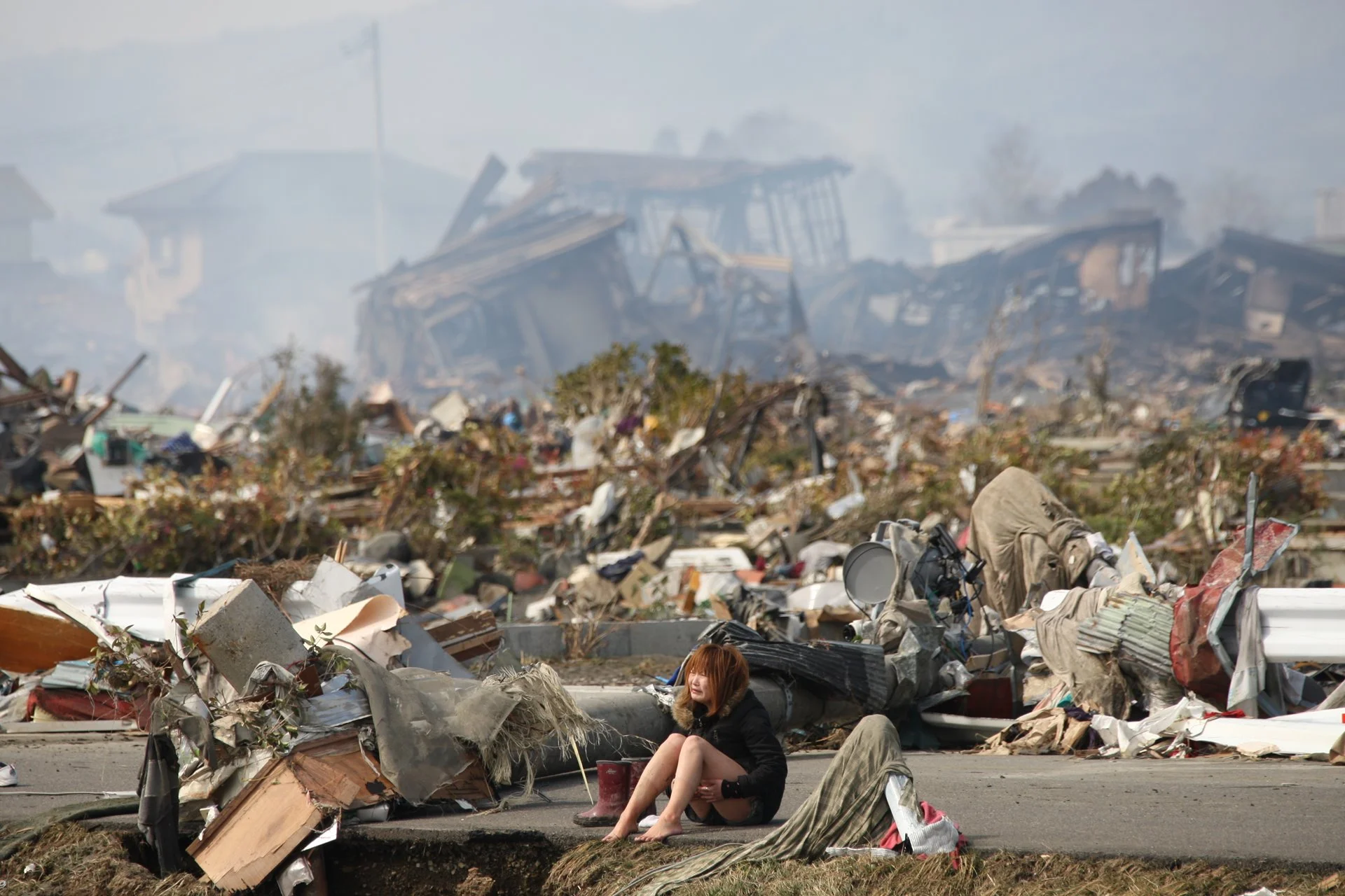 Una mujer llora entre las ruinas de la ciudad de Natori, el 13 de marzo, dos días después del tsunami que devastó gran parte de la costa nororiental de Japón.