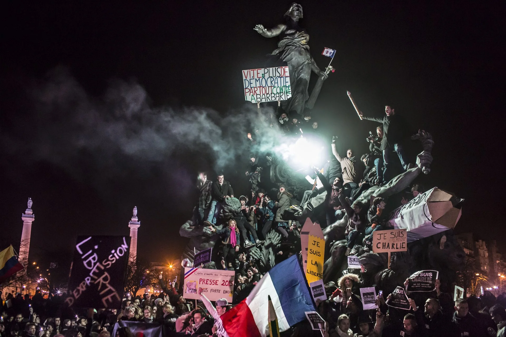 Las personas demuestran su solidaridad con las víctimas de los ataques terroristas y expresan su apoyo a la libertad de expresión al final de una manifestación en la Plaza de la Nación en París.