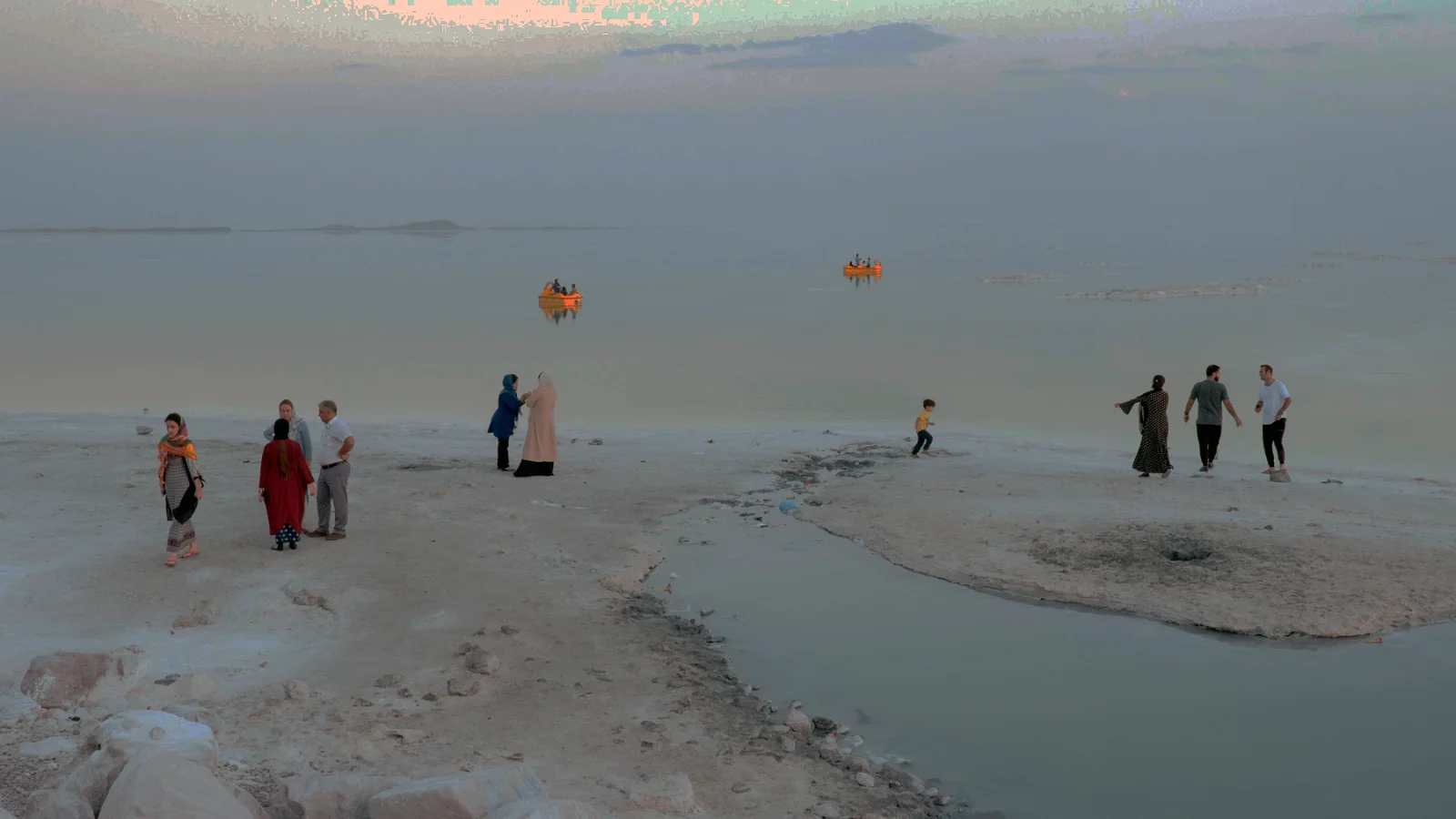 Visitantes caminan a lo largo de la orilla del lago Urmia en el noroeste de Irán, alguna vez uno de los lagos salados más grandes del mundo y que ahora se está secando.