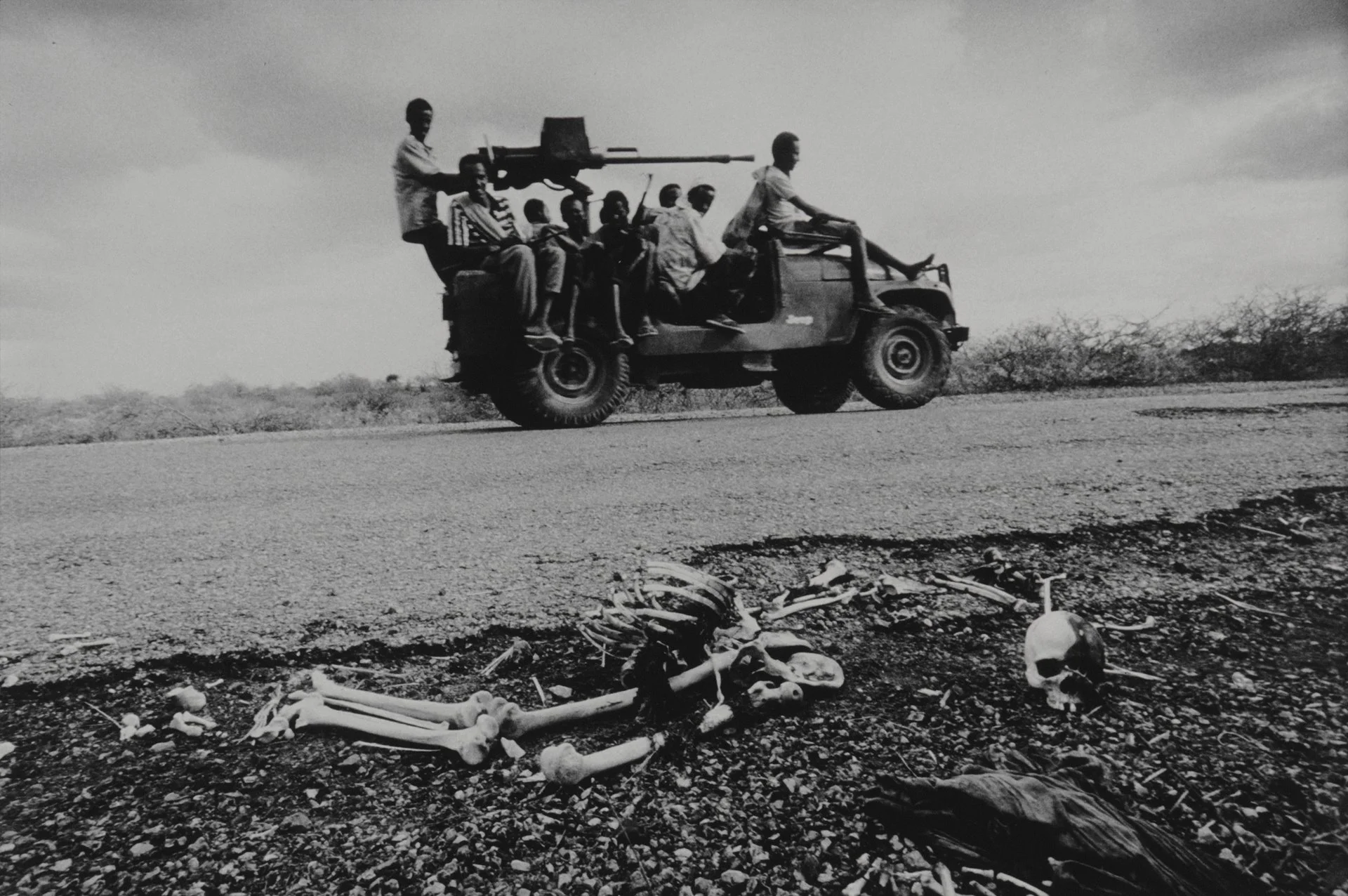 Un jeep pasa junto a un hombre que murió camino a Baidoa. Debido al saqueo de bandas fuertemente armadas, la distribución de la ayuda aprobada por la ONU en julio no pudo controlarse adecuadamente. 