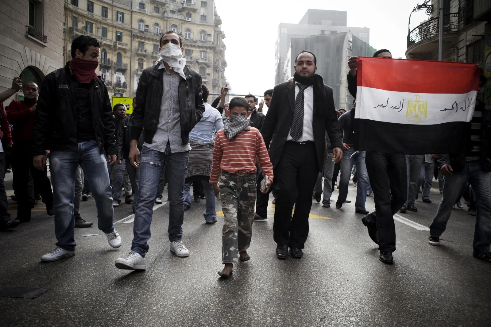 Los manifestantes marchan hacia la plaza Tahrir, entre ellos un niño.