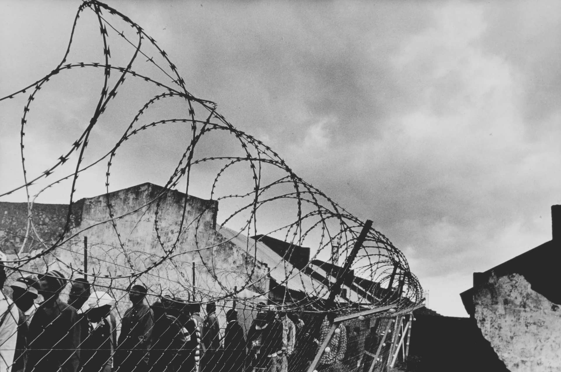 Inmigrantes ilegales son enviados a un campo de repatriación en Krugersdorp. Desde las primeras elecciones democráticas en 1994, hubo un aumento de personas de toda África ingresando al país.