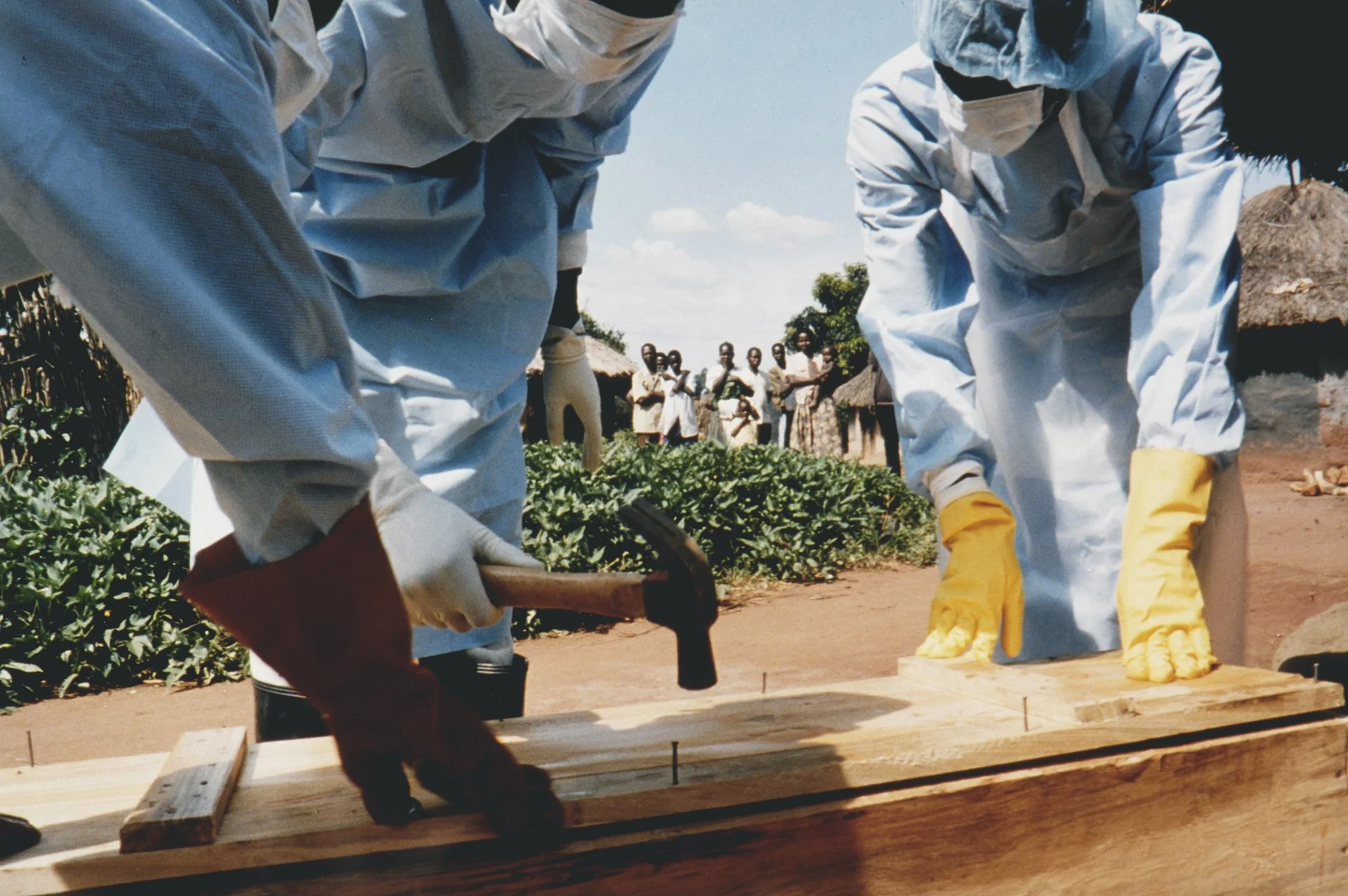 Un brote del virus del Ébola: los trabajadores de las ambulancias deben usar ropa protectora y no se atreven a tocar a las víctimas. Su trabajo es transportar a los enfermos y enterrar a los muertos.