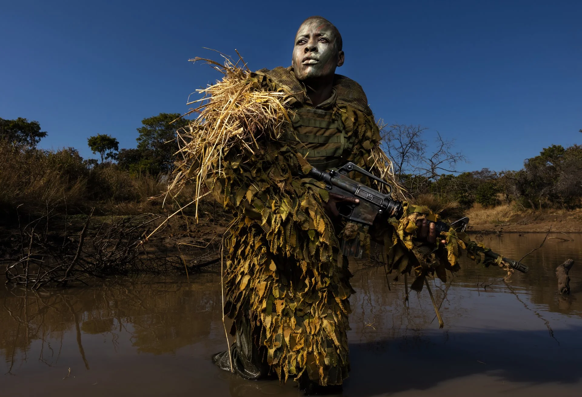 Petronella Chigumbura (30), miembro de una unidad de mujeres contra la caza furtiva llamada Akashinga, participa en un entrenamiento de sigilo y ocultamiento.