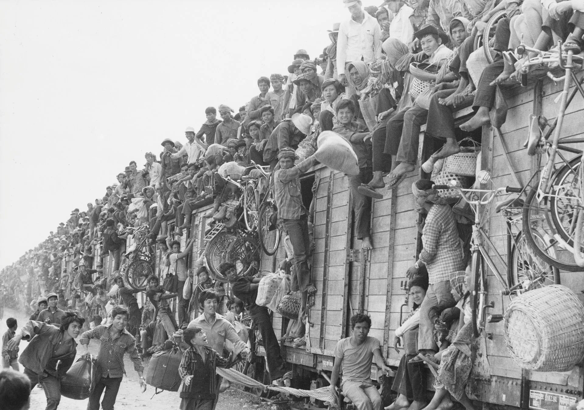 Camboyanos regresan del exilio a Phnom Penh.