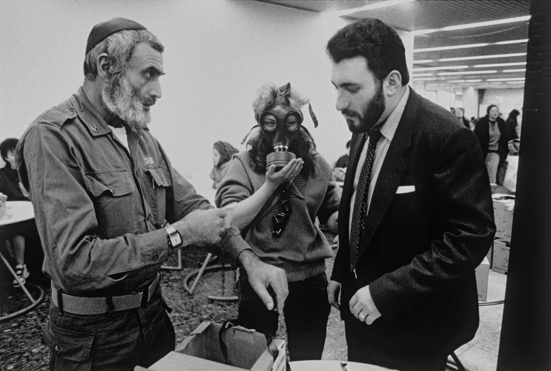 Los recién llegados de Rusia son instruidos en el uso de máscaras de gas debido a la Guerra del Golfo. En 1991, inmigrantes de Etiopía y la Unión Soviética llegaron a Israel en gran número.